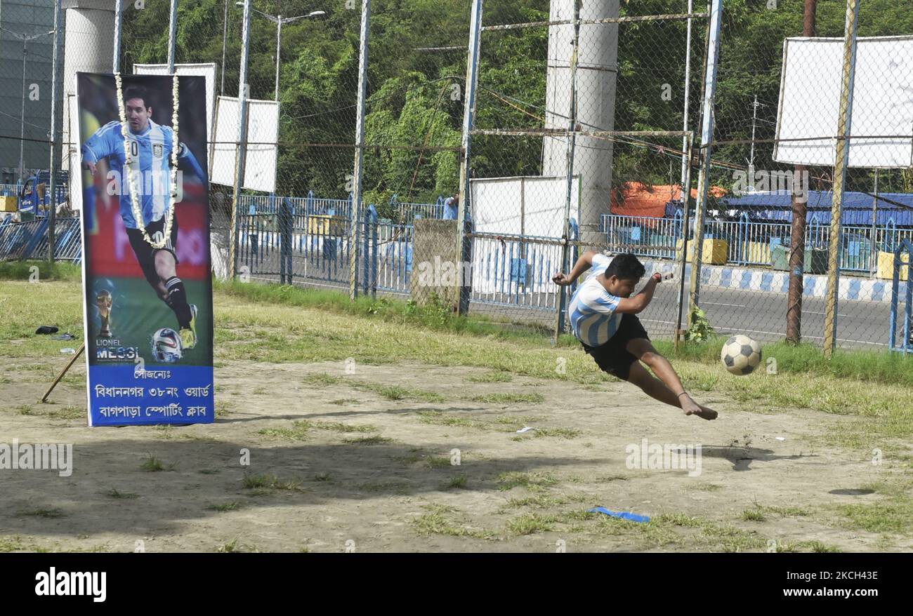 I fan argentini festeggiano dopo che la nazionale ha vinto la finale del torneo di calcio della Copa America contro il Brasile a Kolkata, India, 11 luglio 2021. (Foto di Indranil Aditya/NurPhoto) Foto Stock