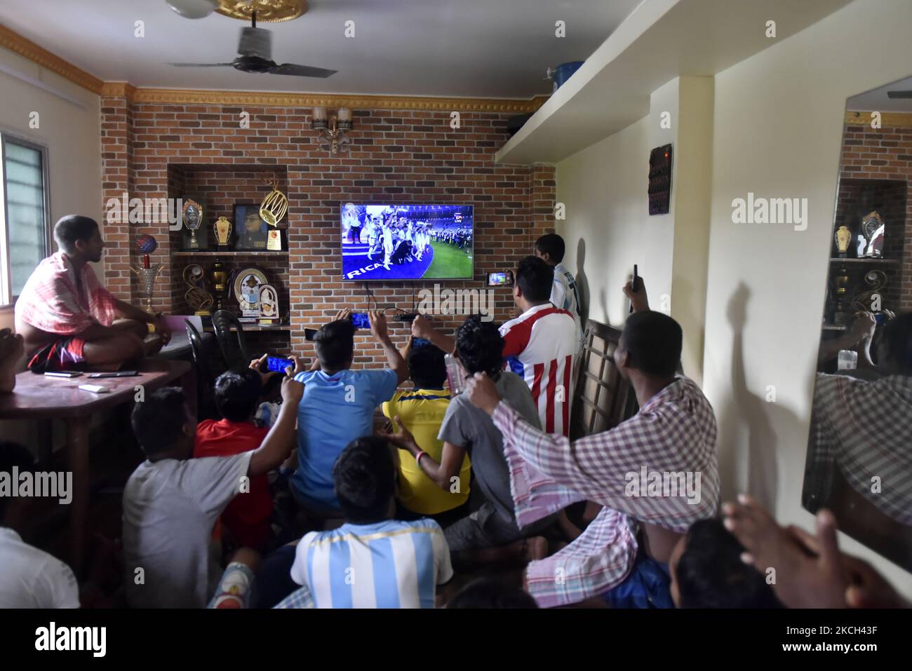 I fan argentini festeggiano dopo che la nazionale ha vinto la finale del torneo di calcio della Copa America contro il Brasile a Kolkata, India, 11 luglio 2021. (Foto di Indranil Aditya/NurPhoto) Foto Stock