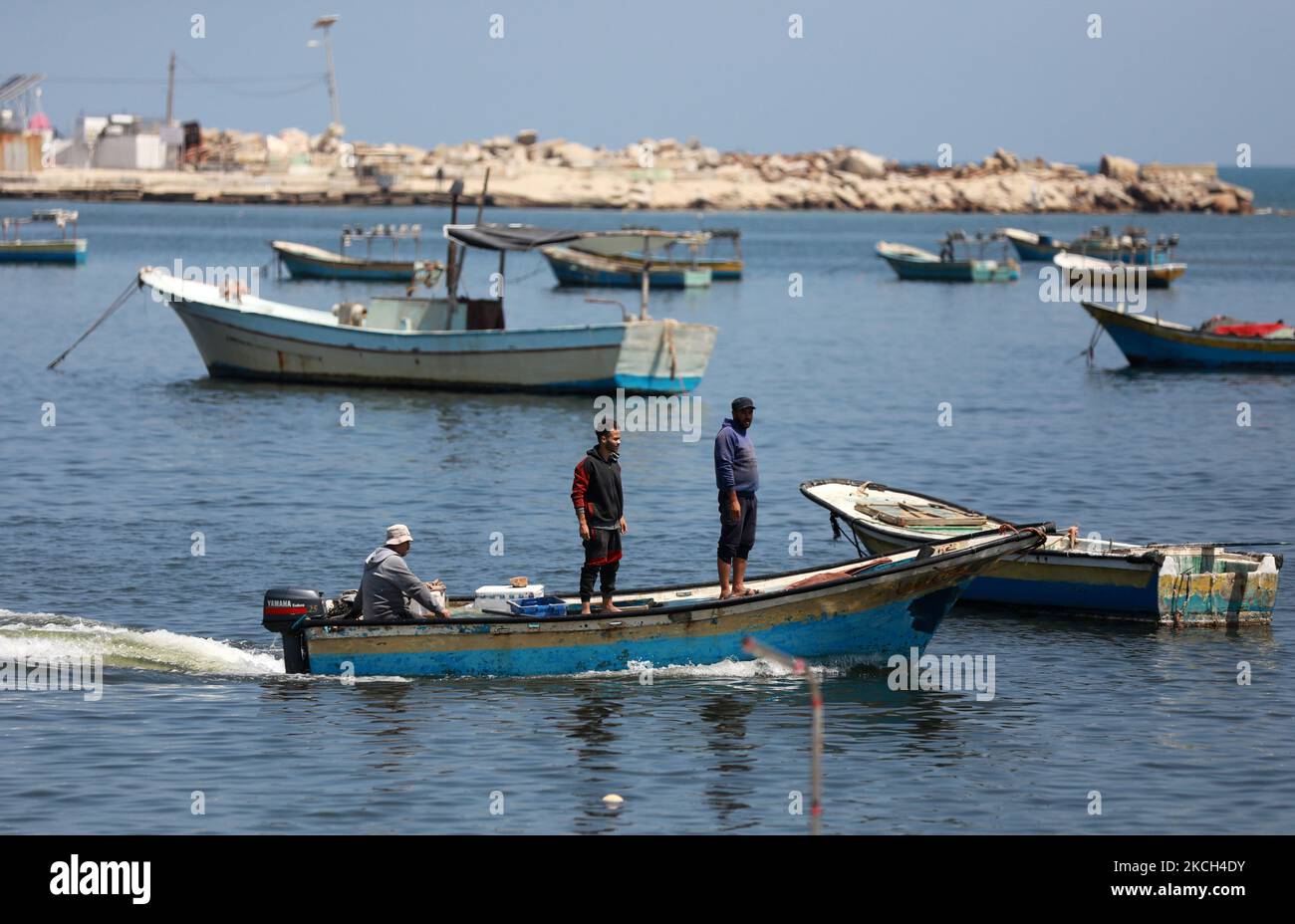 I pescatori palestinesi vengono raffigurati durante una protesta contro il blocco di Gaza nel porto di Gaza City, il 11 luglio 2021. (Foto di Majdi Fathi/NurPhoto) Foto Stock