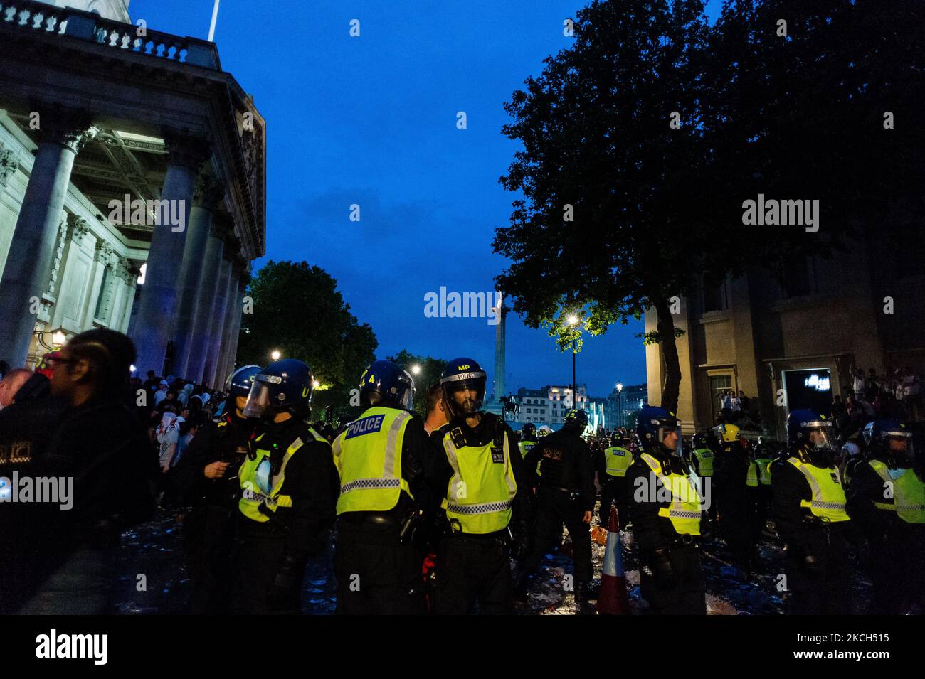 La polizia si trova a Trafalgar Square, Londra, Gran Bretagna, 11 luglio 2021. Gli appassionati di calcio hanno guardato una trasmissione in diretta della partita finale UEFA euro 2020 tra Italia e Inghilterra. Il gioco si è concluso con un pareggio di 1-1. L'Italia ha vinto con le sanzioni 3-2. (Foto di Maciek Musialek/NurPhoto) Foto Stock