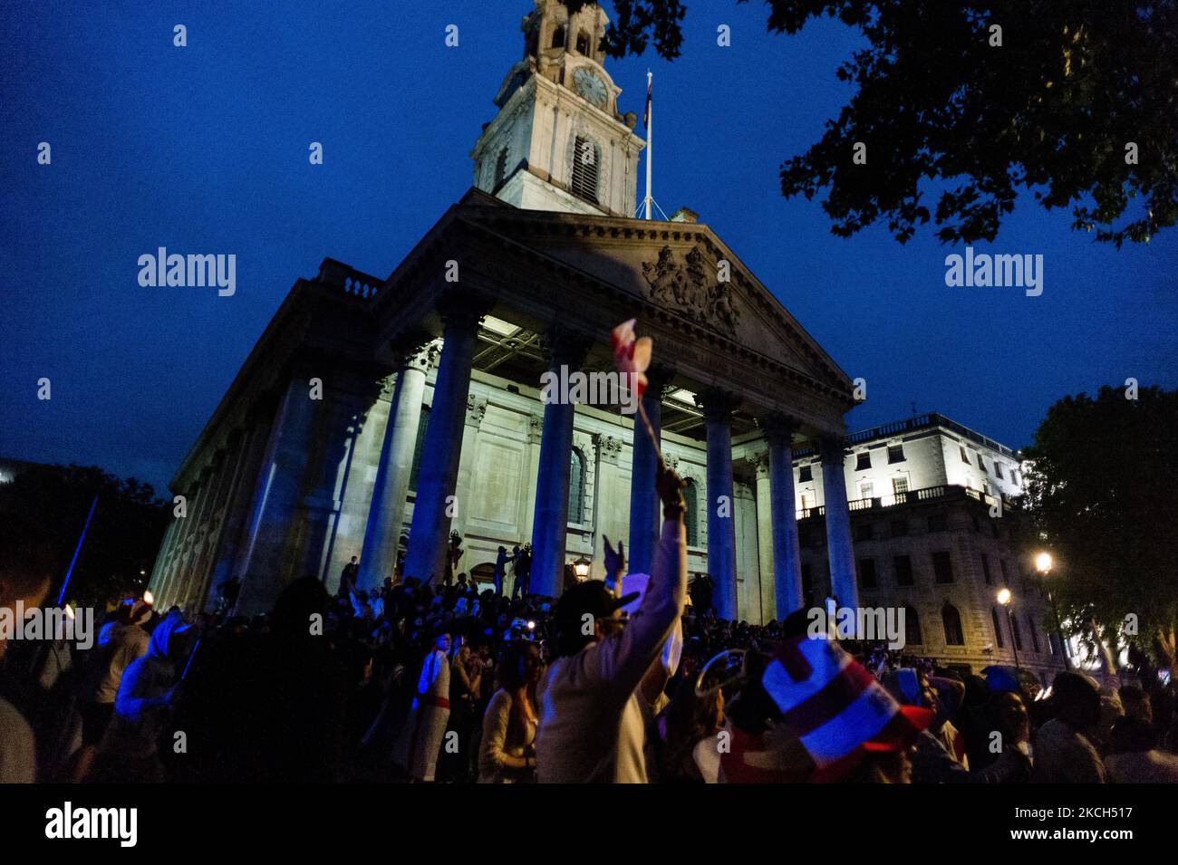 I fan inglesi si riuniscono a Trafalgar Square durante la partita a Londra, Gran Bretagna, 11 luglio 2021. Gli appassionati di calcio hanno guardato una trasmissione in diretta della partita finale UEFA euro 2020 tra Italia e Inghilterra. Il gioco si è concluso con un pareggio di 1-1. L'Italia ha vinto con le sanzioni 3-2. (Foto di Maciek Musialek/NurPhoto) Foto Stock