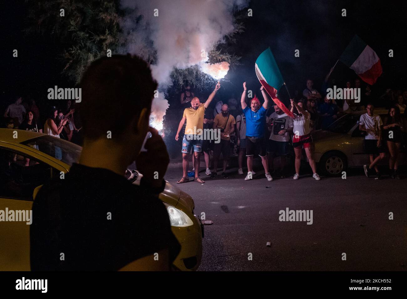 I fan italiani festeggiano la vittoria dell'Italia dopo la finale Euro 2020 tra Italia e Inghilterra, disputata al Wembley Stadium il 12 luglio 2021 sul lungomare di Molfetta. L'Italia ha battuto l'Inghilterra con le sanzioni per vincere il Campionato europeo dopo che la partita è finita 1-1 dopo il tempo extra a Wembley Stadium. (Foto di Davide Pischettola/NurPhoto) Foto Stock