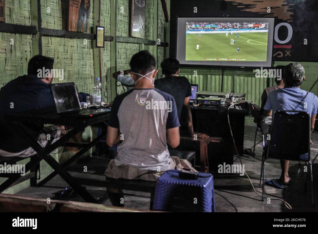 Gli uomini indonesiani guardano la trasmissione in diretta della partita finale di calcio UEFA EURO 2020 tra Italia e Inghilterra su un piccolo schermo in una caffetteria il 12 luglio 2021 a Medan, Indonesia. L'incontro finale si è concluso con un pareggio di 1-1, in cui l'Italia ha vinto con penalità 3-2. (Foto di Ivan Damanik/NurPhoto) Foto Stock