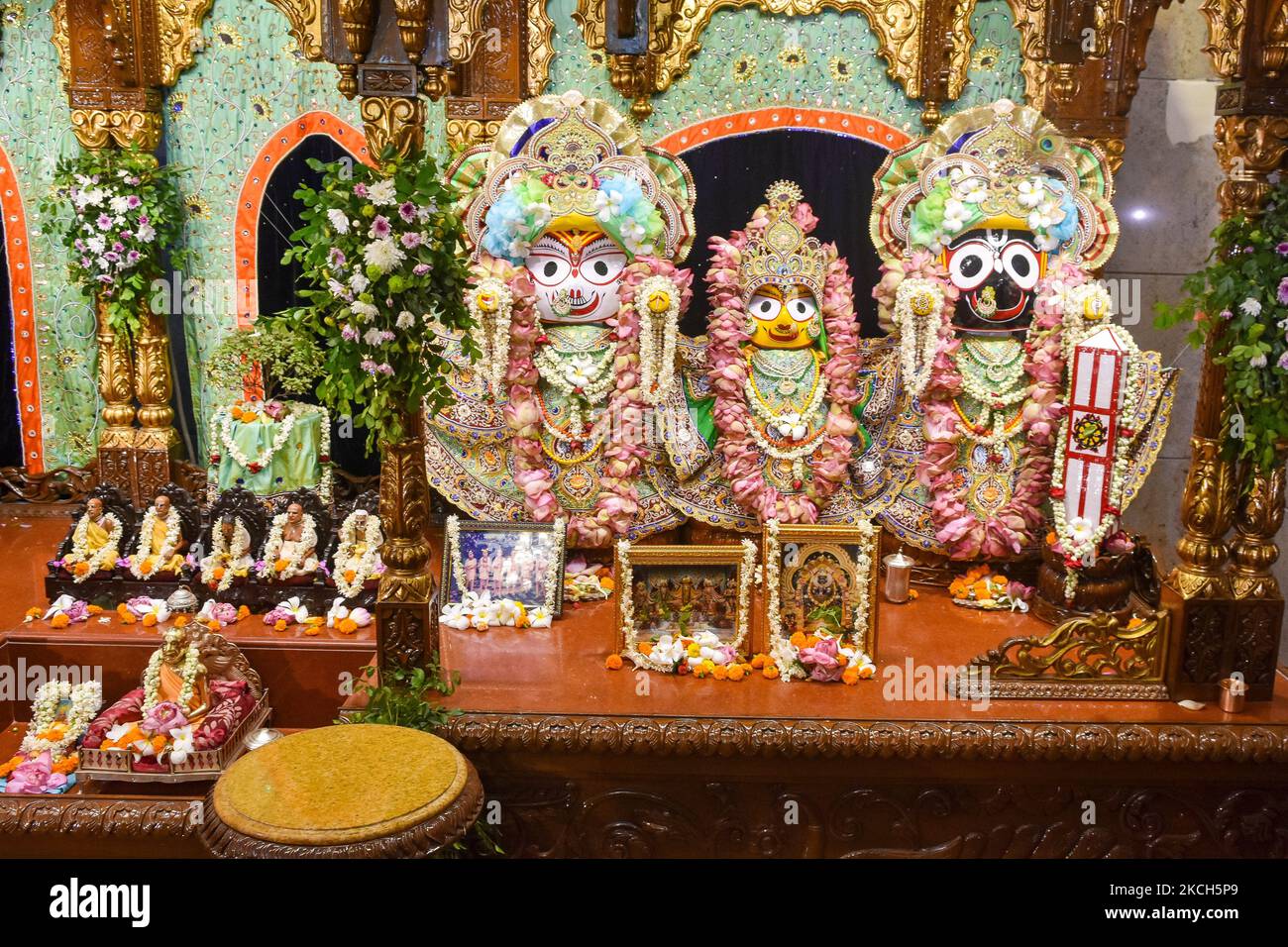 Gli idoli di Jaganath , Balaram e Subhadra sono visti all'interno del tempio di Kolkata Isckon durante la celebrazione dei ratiatra a Kolkata, in India, il 12 luglio 2021. Il festival dei carri o Rathyatra è il festival annuale per commemorare l'arrivo di Lord Jaganath , Subhadra e Balaram alla loro casa a Puri . Anche se la festa principale è celebrata a Puri , Kolkata ISCKON celebra la festa in questo giorno. (Foto di Debarchan Chatterjee/NurPhoto) Foto Stock