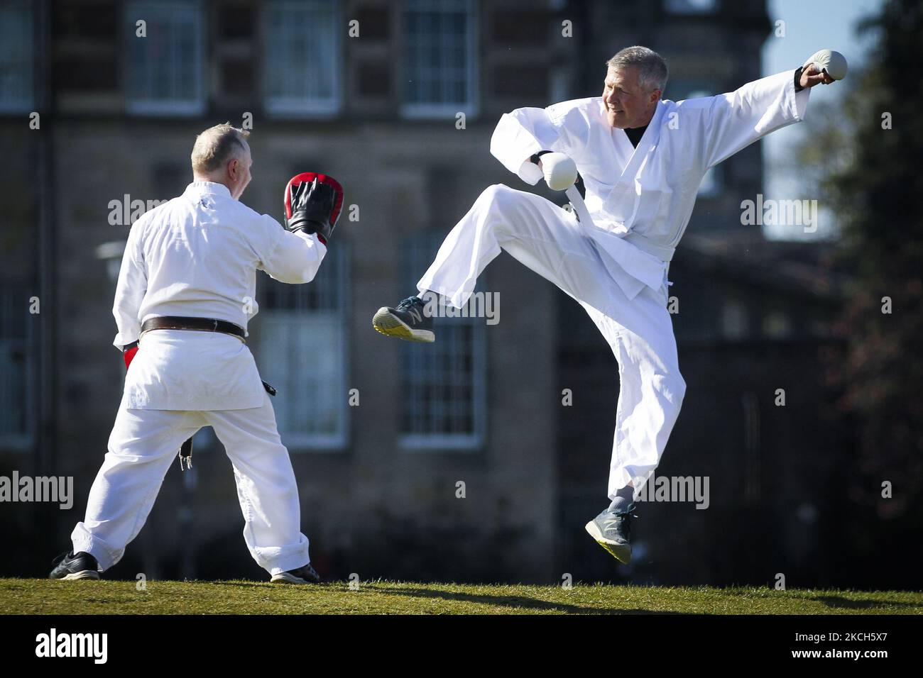 FOTO DEL FILE datata 23/04/21 del leader liberaldemocratico scozzese Willie Rennie che ha partecipato a una lezione di karate all'aperto presso il Meadows il 23 aprile 2021 a Edimburgo, Scozia. Willie Rennie ha annunciato che si leverà in piedi giù come capo dei liberaldemocratici scozzesi dopo aver servito nella posizione per oltre dieci anni. (Foto di Ewan Bootman/NurPhoto) Foto Stock