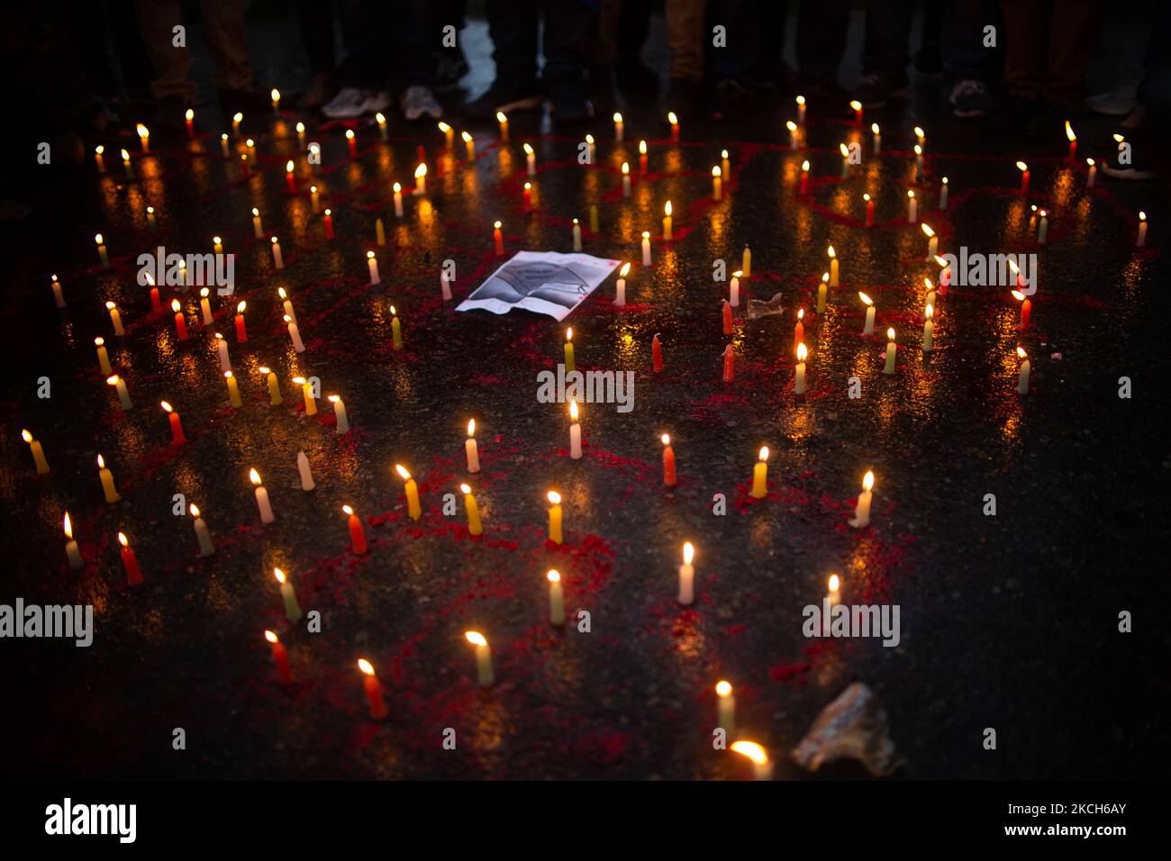 I quadri studenteschi celebrano la loro partecipazione a una veglia a lume di candela dopo il verdetto della Corte Suprema per reinsediare il parlamento a Kathmandu, Nepal, lunedì 12 luglio 2021. (Foto di Rojan Shrestha/NurPhoto) Foto Stock