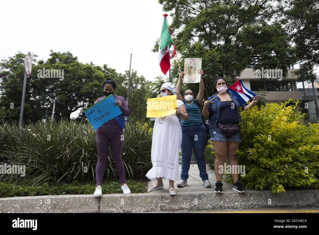 Cittadini cubani indipendenti che vivono in Messico hanno protestato contro il governo del loro paese al di fuori dell'Ambasciata di Cuba, 12 luglio 2021, Città del Messico. (Foto di Cristian Leyva/NurPhoto) Foto Stock