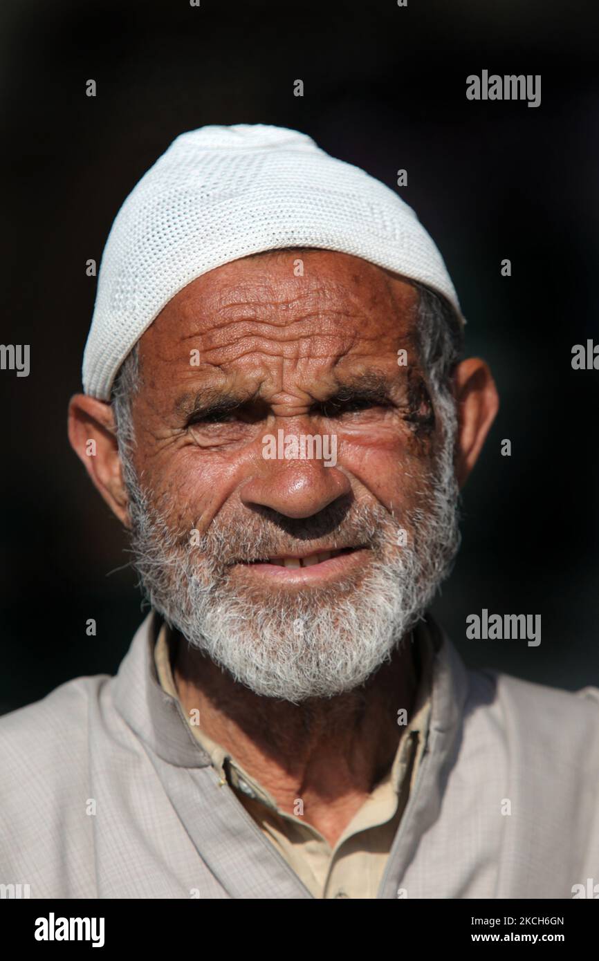 Ritratto di un uomo musulmano che indossa un kufi in Kashmir, India, il 23 2010 giugno. Durante una recente visita a Srinagar fu colpito sul suo tempio di sinistra e fu gravemente ferito quando scoppiò improvvisamente la violenza in città. (Foto di Creative Touch Imaging Ltd./NurPhoto) Foto Stock