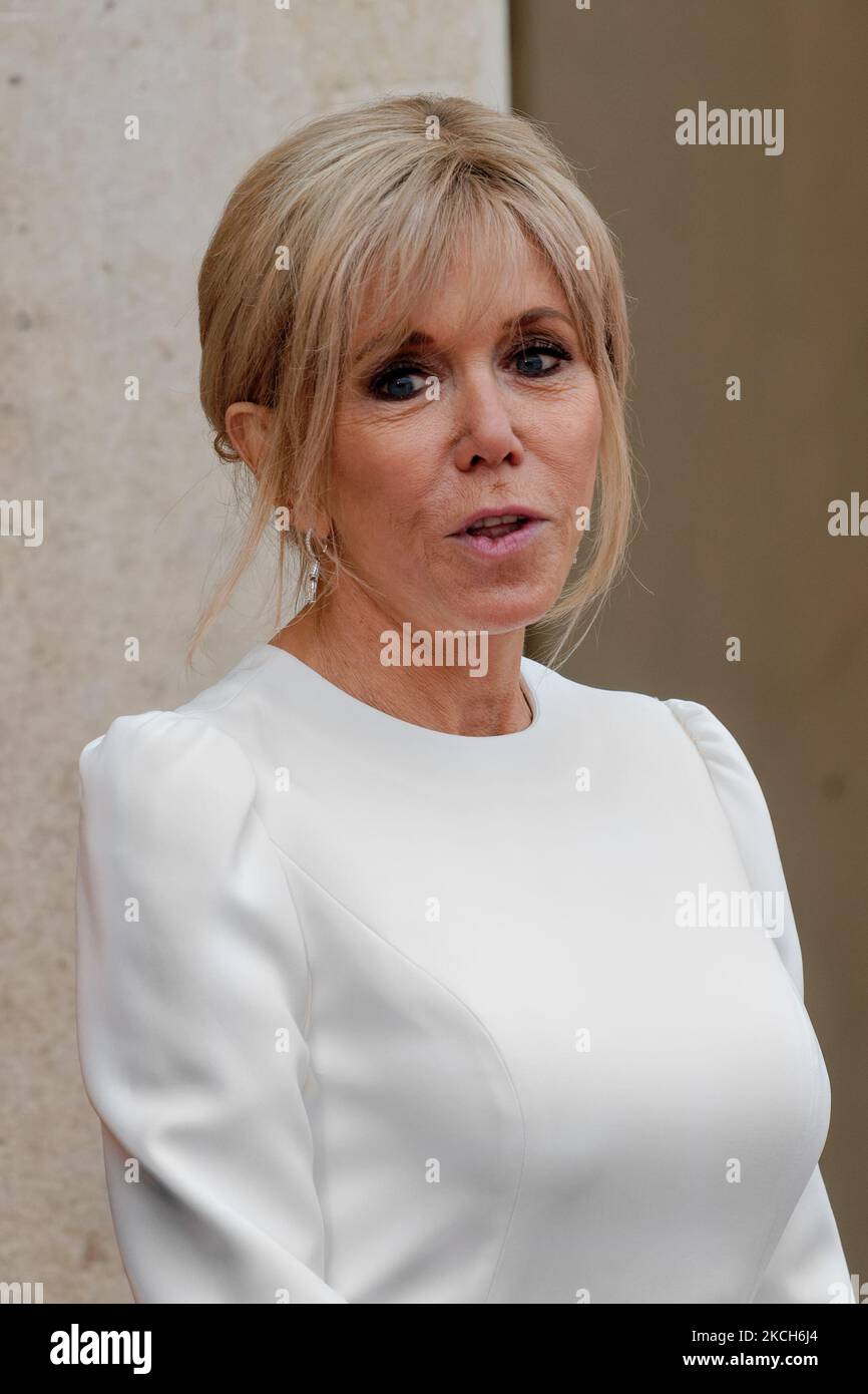 Moglie del Presidente francese Brigitte Macron durante la cerimonia di benvenuto del Presidente italiano sergio Mattarella al Palazzo Elysee di Parigi, il 5 luglio 2021 (Foto di Daniel Pier/NurPhoto) Foto Stock