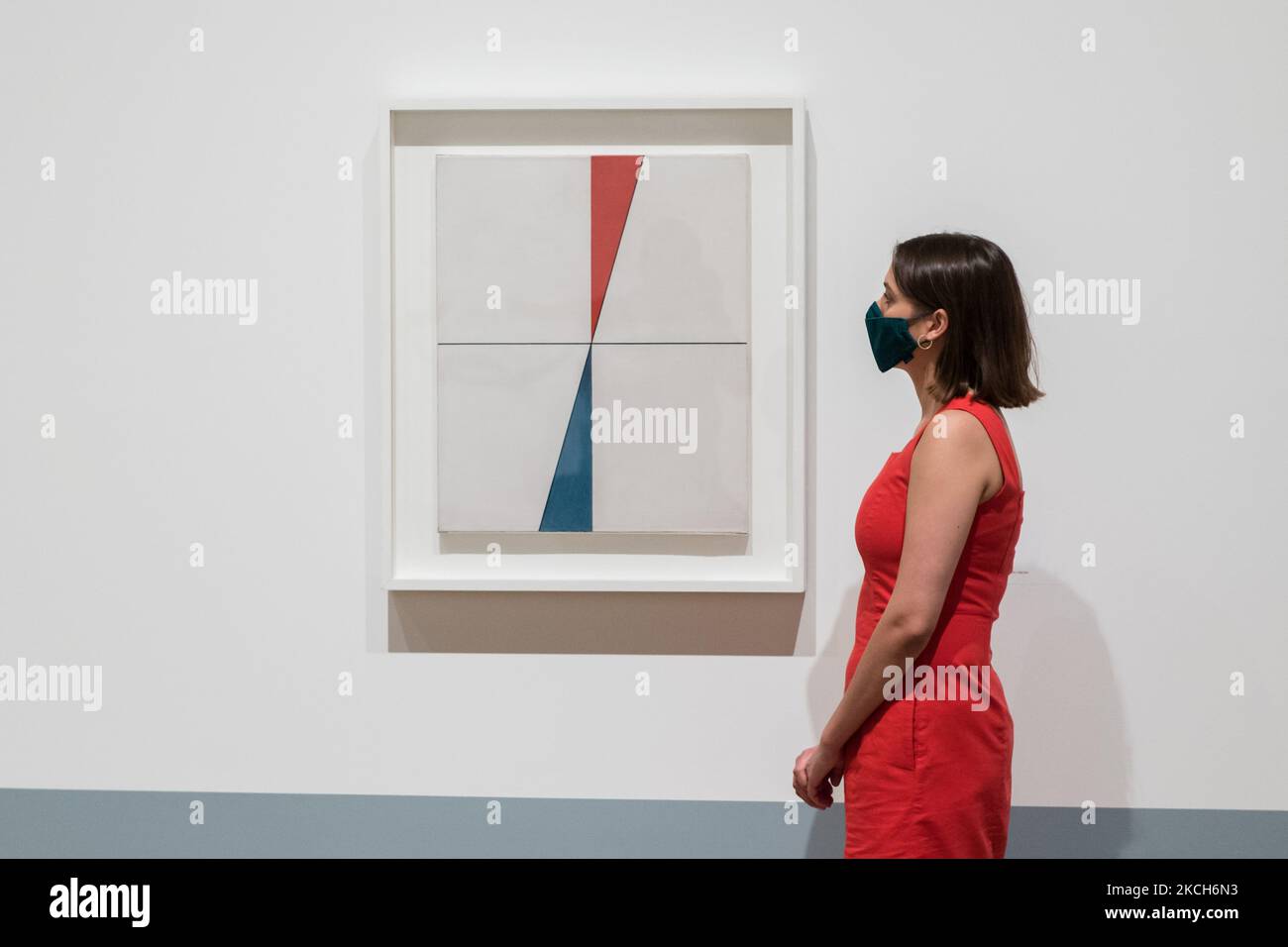 LONDRA, REGNO UNITO - 13 LUGLIO 2021: Uno staff della galleria guarda 'Two Triangles' (1931) di Sophie Taeuber-Arp durante una fotocall per promuovere la nuova mostra a Tate Modern il 13 luglio 2021 a Londra, Inghilterra. La mostra (15 luglio – 17 ottobre 2021) sarà la prima nel Regno Unito a presentare le opere di Sophie Taeuber-Arp (1889-1943), uno degli artisti e designer più innovativi dell'avanguardia del 20th° secolo, tracciando la sua carriera compiuta come pittore, architetto, insegnante, scrittore, e designer di tessuti, marionette e interni. (Foto di Wiktor Szymanowicz/NurPhoto) Foto Stock