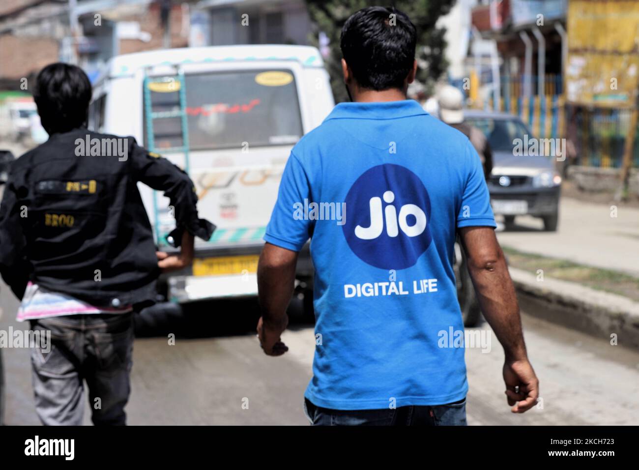 Un uomo che indossa una MAGLIETTA stampata JIO Mobile Digital Life mentre cammina attraverso un mercato a Sopore, Distretto Baramulla, Jammu e Kashmir, India il 13 luglio 2021. (Foto di Nasir Kachroo/NurPhoto) Foto Stock