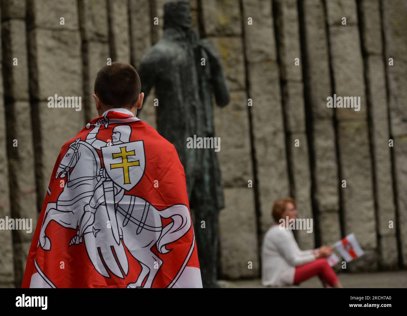 I membri della diaspora bielorussa locale aspettano di incontrare il leader esiliato dell'opposizione in Bielorussia, Svetlana Tikhanovskaya, fuori da St Stephen's Green a Dublino, durante la sua breve visita in Irlanda. Martedì 13 luglio 2021 a Dublino, Irlanda. (Foto di Artur Widak/NurPhoto) Foto Stock