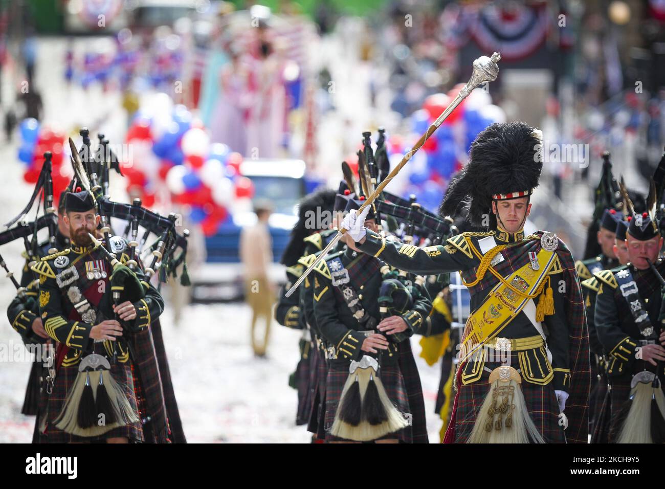 I membri della troupe e del cast sono visti sul set come le riprese del