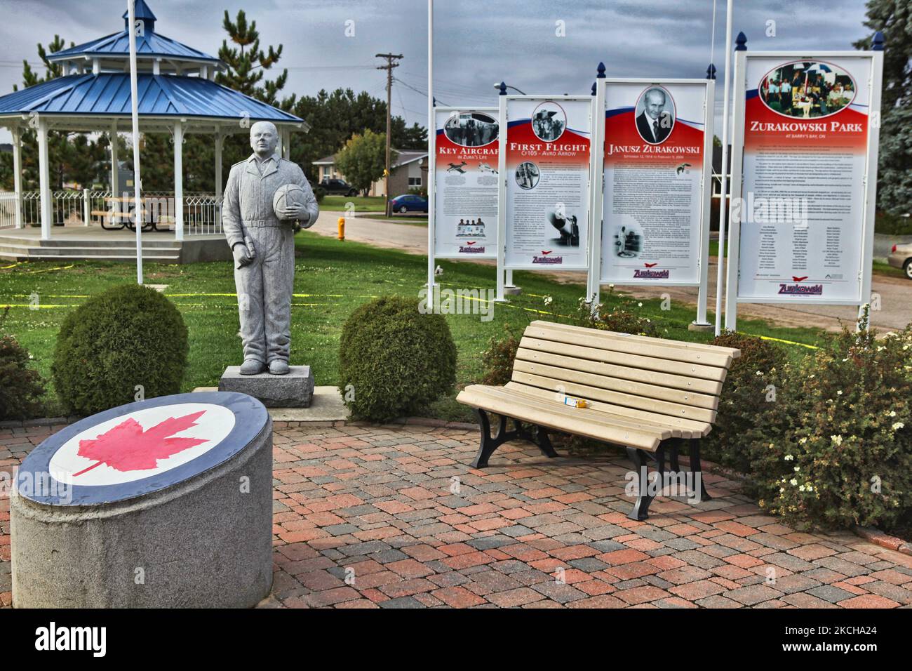 Memorial for Janusz Zurakowski Chief Development Test Pilot dell'aeromobile Avro Arrow RL 201 a Barry's Bay, Ontario, Canada, 26 settembre 2010. La statua di Janusz Zurakowski è fatta di pietra. Janusz è stato il più grande pilota di prova del suo tempo. Era all'avanguardia nella tecnologia dell'aviazione all'avanguardia. Nel 1952 ha rotto la barriera sonora in un aereo da combattimento CF 100 MK4, il primo del design canadese a superare la velocità di oltre 1.000 miglia all'ora. La R l 201 volò per la prima volta il 25 marzo 1958 con Janusz Zurakowski ai controlli. (Foto di Creative Touch Imaging Ltd./NurPhoto) Foto Stock