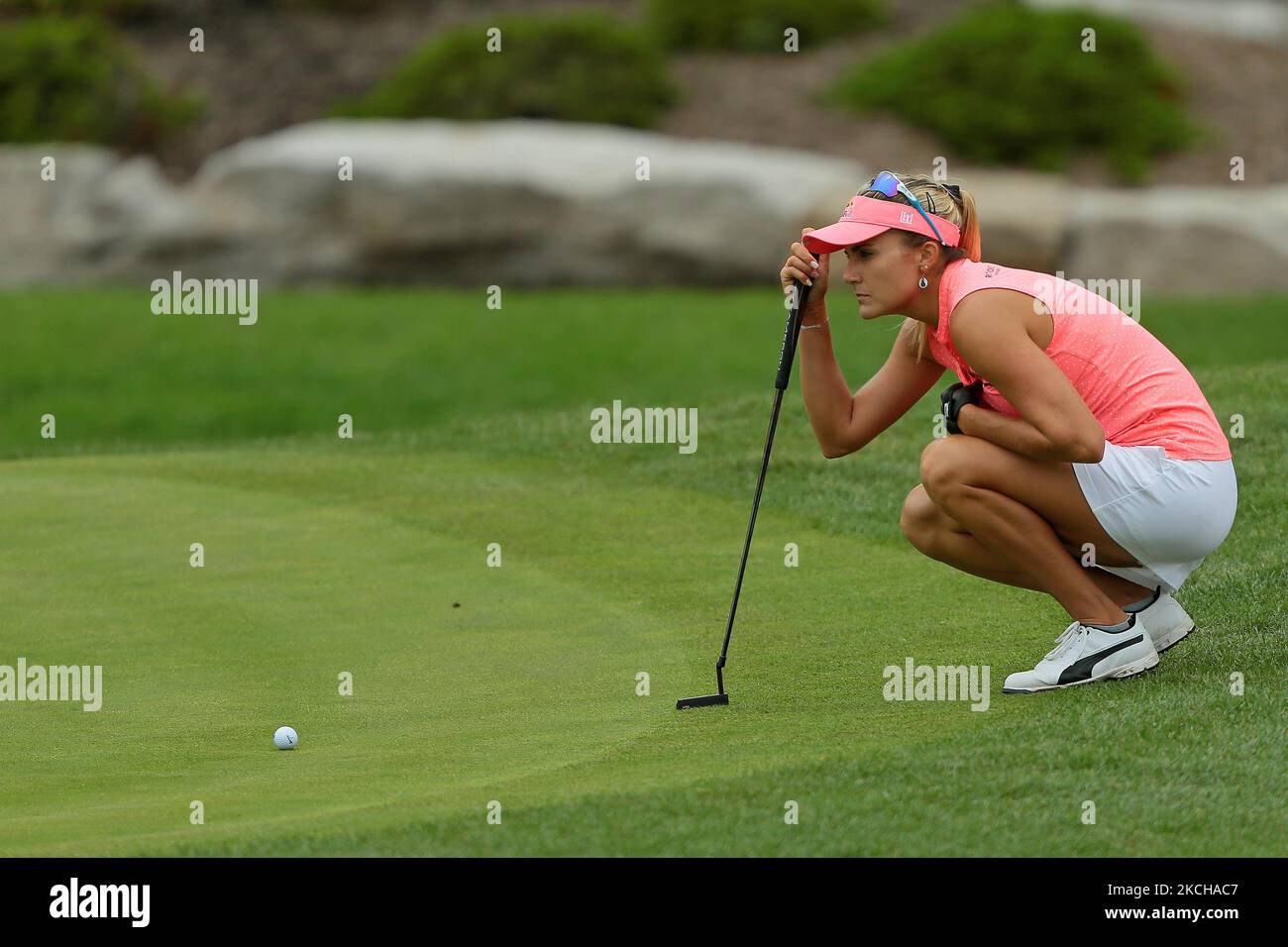 Lexi Thompson allinea il suo putt sul green 18th durante il terzo round del Dow Great Lakes Bay Invitational al Midland Country Club di Midland, Michigan, venerdì 16 luglio 2021. (Foto di Jorge Lemus/NurPhoto) Foto Stock