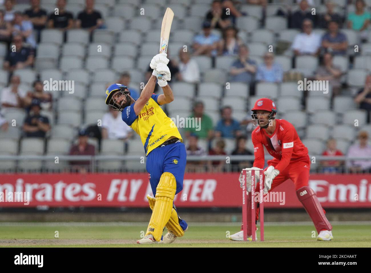 Ned Eckersley di Durham si schiaccia durante la partita Vitality Blast T20 tra il Lancashire e il Durham County Cricket Club a Old Trafford, Manchester, venerdì 16th luglio 2021. (Foto di will Matthews/MI News/NurPhoto) Foto Stock