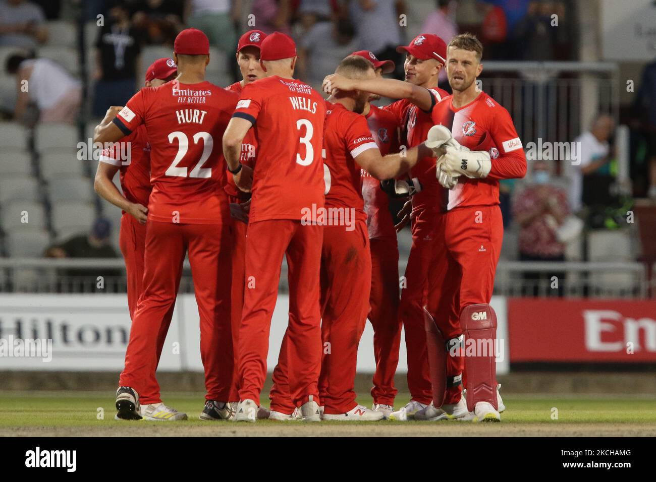 I giocatori del Lancashire festeggiano la vittoria durante la partita Vitality Blast T20 tra il Lancashire e il Durham County Cricket Club a Old Trafford, Manchester, venerdì 16th luglio 2021. (Foto di will Matthews/MI News/NurPhoto) Foto Stock