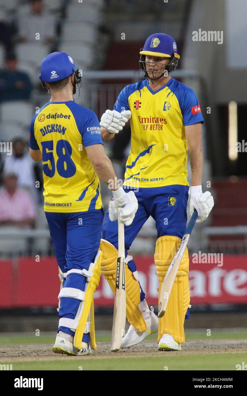 Sean Dickson di Durham e Brydon Carse di Durham pugno durante la partita Vitality Blast T20 tra Lancashire e Durham County Cricket Club a Old Trafford, Manchester Venerdì 16th luglio 2021. (Foto di will Matthews/MI News/NurPhoto) Foto Stock