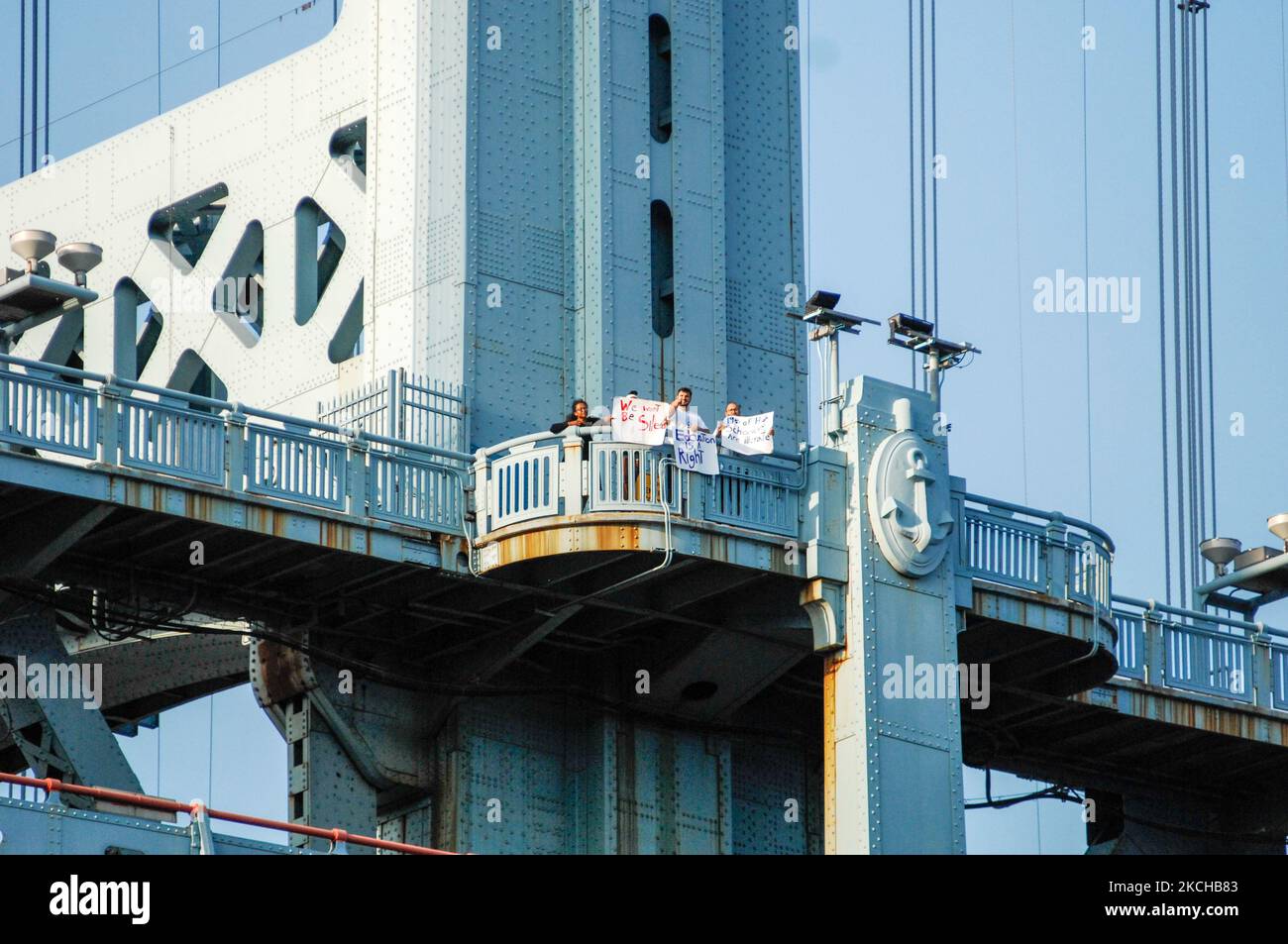 Jason Peters e Carlos Aponte sono in possesso di segni a sostegno degli studenti di Philly da un punto di osservazione sul ponte Race Street sul fiume Delaware sulla prima tappa della loro marcia di sessantadue miglia da Filadelfia ad Atlantic City per aumentare la consapevolezza degli studenti che non hanno un voto sul Philadelphia School Board Numeri a Philadelphia, PA, il 16 luglio 2021. (Foto di Cory Clark/NurPhoto) Foto Stock