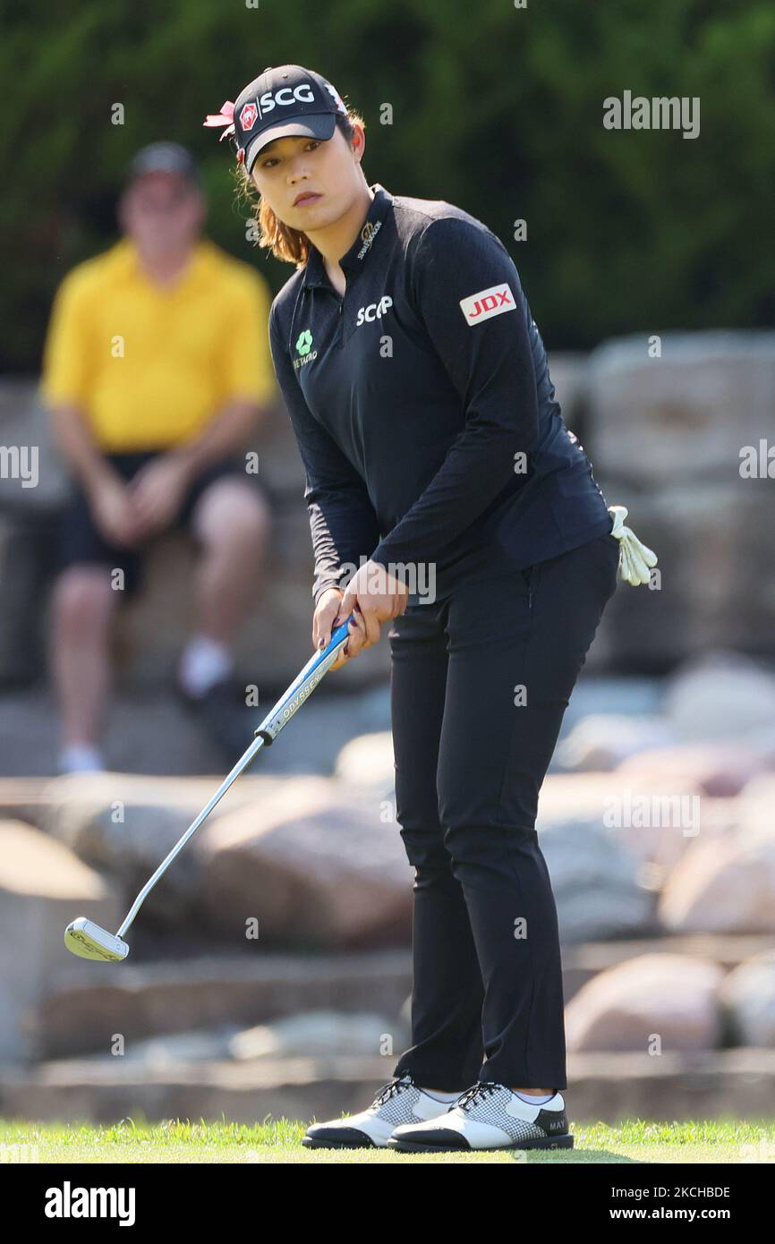 Moriya Jutanugarn segue il suo putt sul green 18th il torneo durante il terzo round del Dow Great Lakes Bay Invitational al Midland Country Club di Midland, Michigan, venerdì 16 luglio 2021. (Foto di Amy Lemus/NurPhoto) Foto Stock