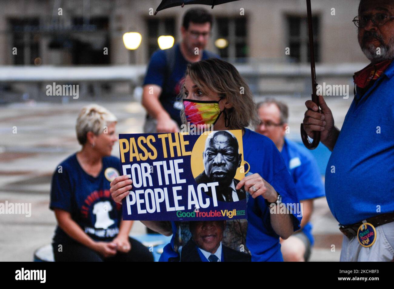 I manifestanti si sono radunati sotto la pioggia per chiedere il passaggio del for the People Act e del John Lewis voting Rights Act del primo anniversario della morte dell'icona dei diritti civili e del Congresso John Lewis, a Philadelphia, PA, il 17 luglio 2021. (Foto di Cory Clark/NurPhoto) Foto Stock
