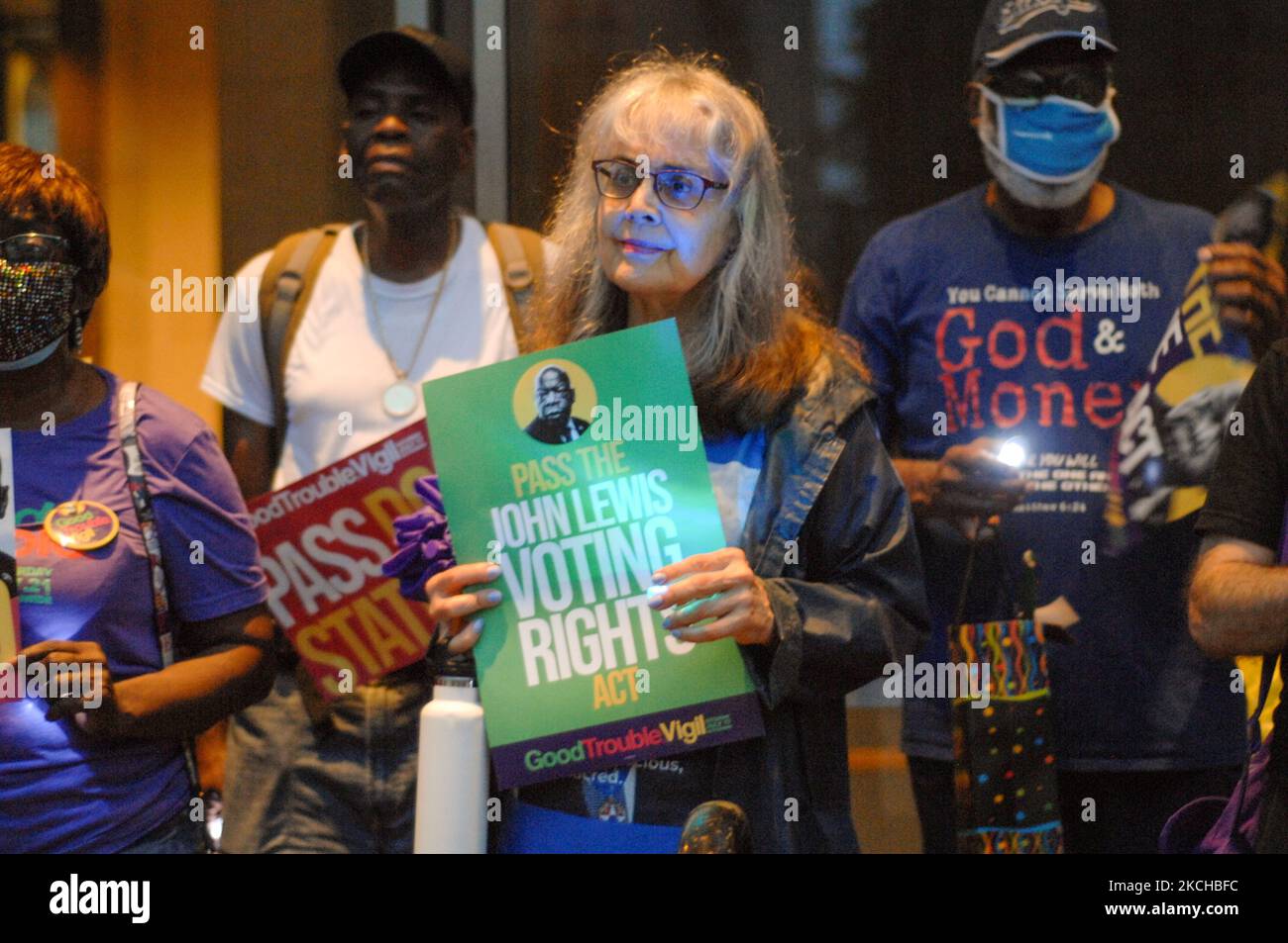 Durante una veglia a lume di candela per onorare l’eroe dei diritti civili John Lewis, il messaggio era di passare il John Lewis Voting Rights Act, e per il People Act ora o di fronte a “Good Trouble”, a Philadelphia, Pa, il 17 luglio 2021. (Foto di Cory Clark/NurPhoto) Foto Stock