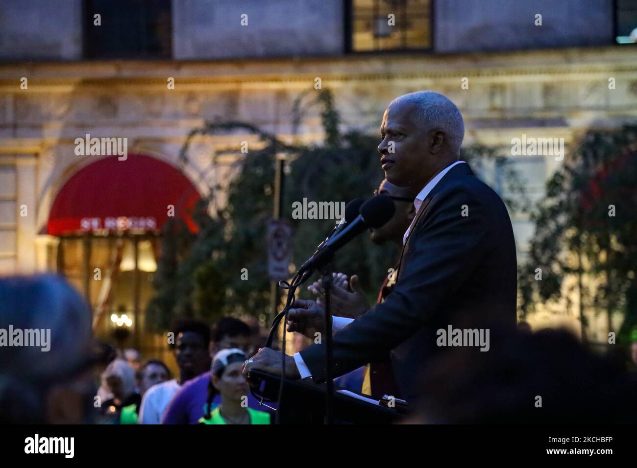 Le persone a Washington, D.C. si riuniscono per una veglia a lume di candela al Black Lives Matter Plaza nel 1° anniversario della morte di John Lewis. Le azioni a livello nazionale, organizzate dalla mobilitazione di John Lewis e dal titolo "Good Trouble Veglia for Democracy", mirano anche a chiedere il passaggio del for the People Act, del John Lewis voting Rights Advancement Act, E lo stato di D.C., in un momento in cui i diritti di voto sono una questione centrale negli Stati Uniti. (Foto di Bryan Olin Dozier/NurPhoto) Foto Stock