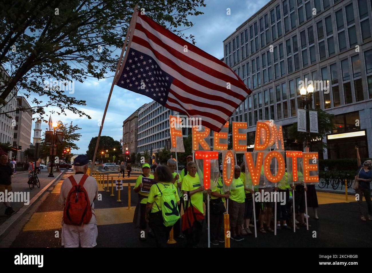 Le persone a Washington, D.C. si riuniscono per una veglia a lume di candela al Black Lives Matter Plaza nel 1° anniversario della morte di John Lewis. Le azioni a livello nazionale, organizzate dalla mobilitazione di John Lewis e dal titolo "Good Trouble Veglia for Democracy", mirano anche a chiedere il passaggio del for the People Act, del John Lewis voting Rights Advancement Act, E lo stato di D.C., in un momento in cui i diritti di voto sono una questione centrale negli Stati Uniti. (Foto di Bryan Olin Dozier/NurPhoto) Foto Stock