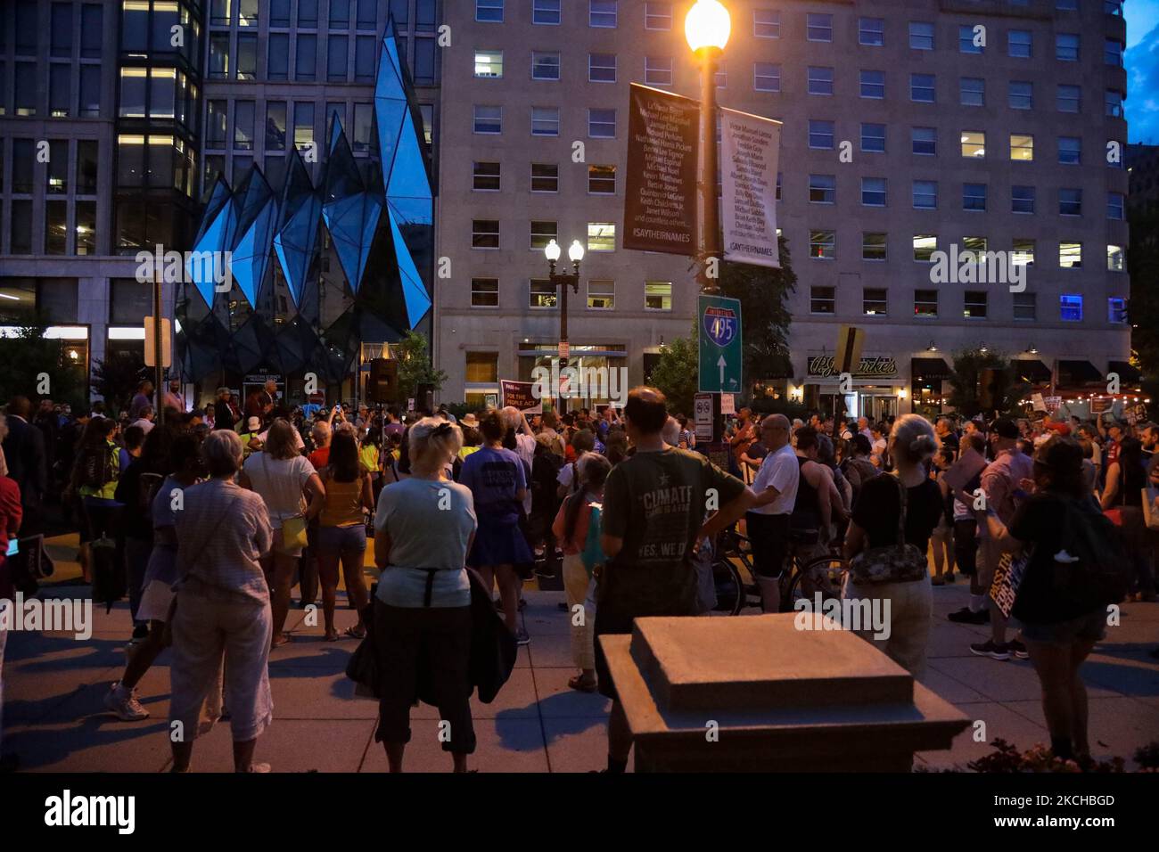 Le persone a Washington, D.C. si riuniscono per una veglia a lume di candela al Black Lives Matter Plaza nel 1° anniversario della morte di John Lewis. Le azioni a livello nazionale, organizzate dalla mobilitazione di John Lewis e dal titolo "Good Trouble Veglia for Democracy", mirano anche a chiedere il passaggio del for the People Act, del John Lewis voting Rights Advancement Act, E lo stato di D.C., in un momento in cui i diritti di voto sono una questione centrale negli Stati Uniti. (Foto di Bryan Olin Dozier/NurPhoto) Foto Stock