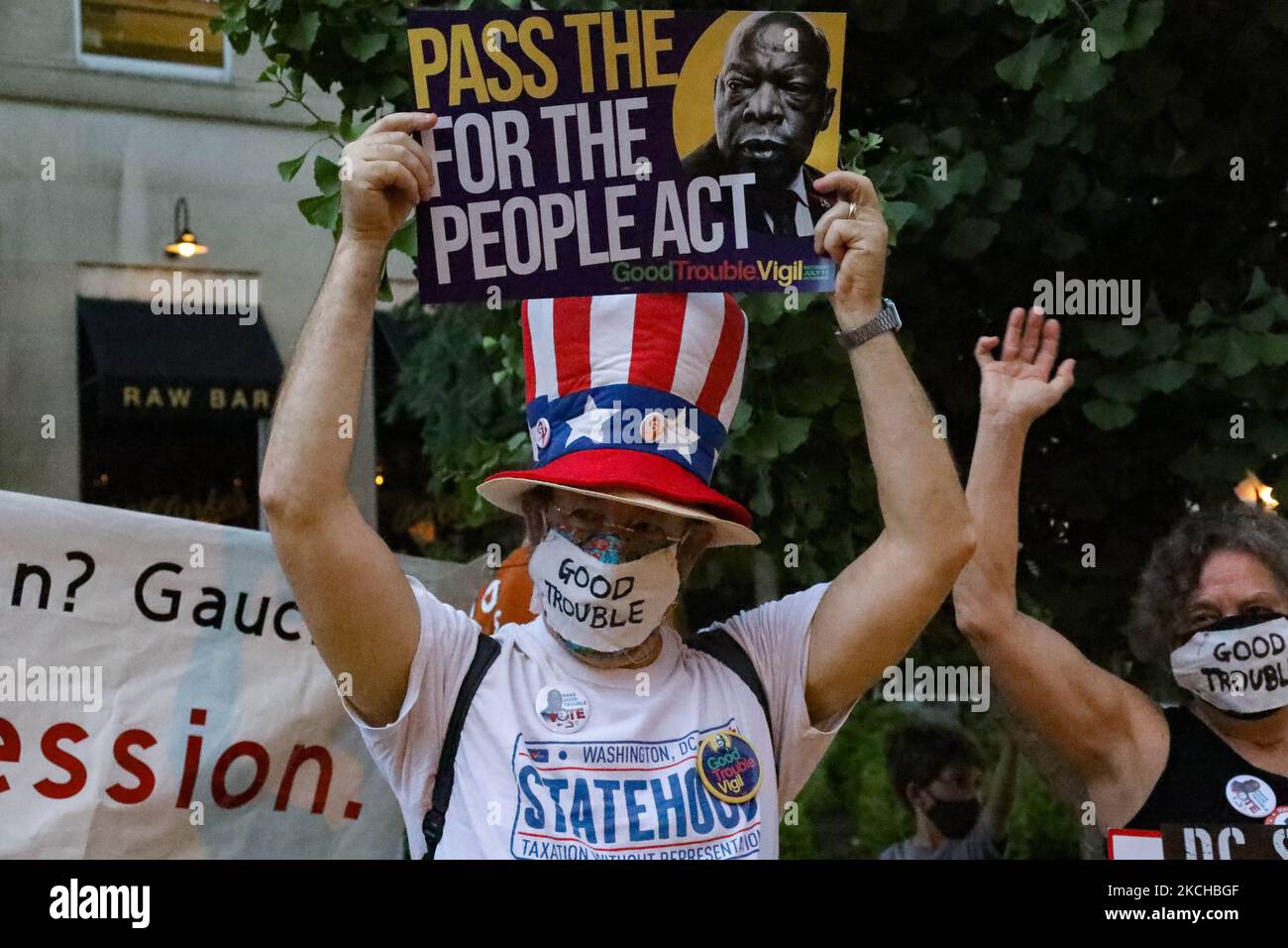 Le persone a Washington, D.C. si riuniscono per una veglia a lume di candela al Black Lives Matter Plaza nel 1° anniversario della morte di John Lewis. Le azioni a livello nazionale, organizzate dalla mobilitazione di John Lewis e dal titolo "Good Trouble Veglia for Democracy", mirano anche a chiedere il passaggio del for the People Act, del John Lewis voting Rights Advancement Act, E lo stato di D.C., in un momento in cui i diritti di voto sono una questione centrale negli Stati Uniti. (Foto di Bryan Olin Dozier/NurPhoto) Foto Stock