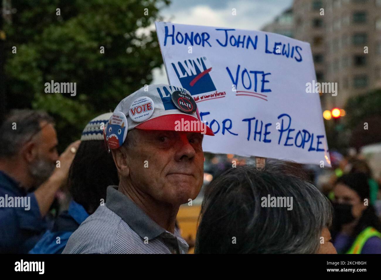 Le persone a Washington, D.C. si riuniscono per una veglia a lume di candela al Black Lives Matter Plaza nel 1° anniversario della morte di John Lewis. Le azioni a livello nazionale, organizzate dalla mobilitazione di John Lewis e dal titolo "Good Trouble Veglia for Democracy", mirano anche a chiedere il passaggio del for the People Act, del John Lewis voting Rights Advancement Act, E lo stato di D.C., in un momento in cui i diritti di voto sono una questione centrale negli Stati Uniti. (Foto di Bryan Olin Dozier/NurPhoto) Foto Stock