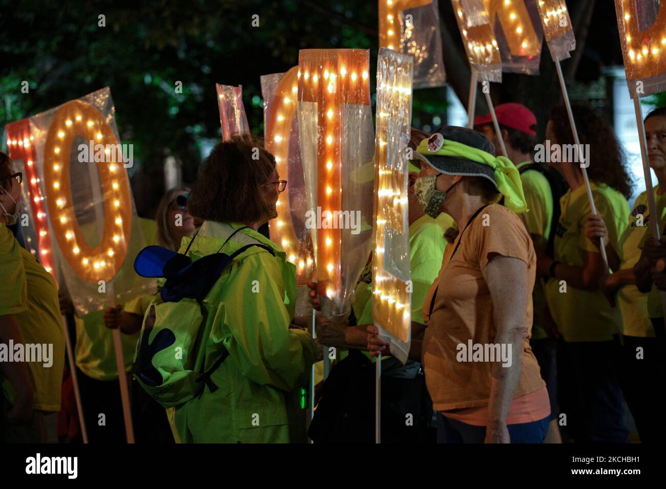 Le persone a Washington, D.C. si riuniscono per una veglia a lume di candela al Black Lives Matter Plaza il 17 luglio 2021, il 1° anniversario della morte di John Lewis. Le azioni a livello nazionale, organizzate dalla mobilitazione di John Lewis e dal titolo "Good Trouble Veglia for Democracy", mirano anche a chiedere il passaggio del for the People Act, del John Lewis voting Rights Advancement Act, E lo stato di D.C., in un momento in cui i diritti di voto sono una questione centrale negli Stati Uniti. (Foto di Bryan Olin Dozier/NurPhoto) Foto Stock