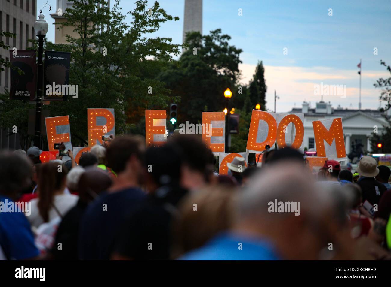 Le persone a Washington, D.C. si riuniscono per una veglia a lume di candela al Black Lives Matter Plaza il 17 luglio 2021, il 1° anniversario della morte di John Lewis. Le azioni a livello nazionale, organizzate dalla mobilitazione di John Lewis e dal titolo "Good Trouble Veglia for Democracy", mirano anche a chiedere il passaggio del for the People Act, del John Lewis voting Rights Advancement Act, E lo stato di D.C., in un momento in cui i diritti di voto sono una questione centrale negli Stati Uniti. (Foto di Bryan Olin Dozier/NurPhoto) Foto Stock