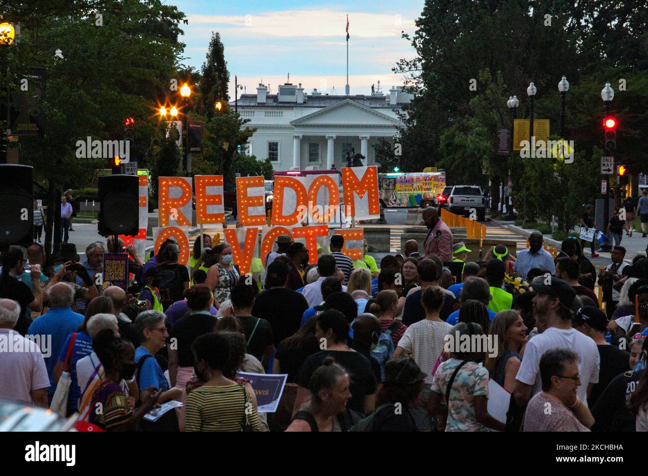 Le persone a Washington, D.C. si riuniscono per una veglia a lume di candela al Black Lives Matter Plaza il 17 luglio 2021, il 1° anniversario della morte di John Lewis. Le azioni a livello nazionale, organizzate dalla mobilitazione di John Lewis e dal titolo "Good Trouble Veglia for Democracy", mirano anche a chiedere il passaggio del for the People Act, del John Lewis voting Rights Advancement Act, E lo stato di D.C., in un momento in cui i diritti di voto sono una questione centrale negli Stati Uniti. (Foto di Bryan Olin Dozier/NurPhoto) Foto Stock