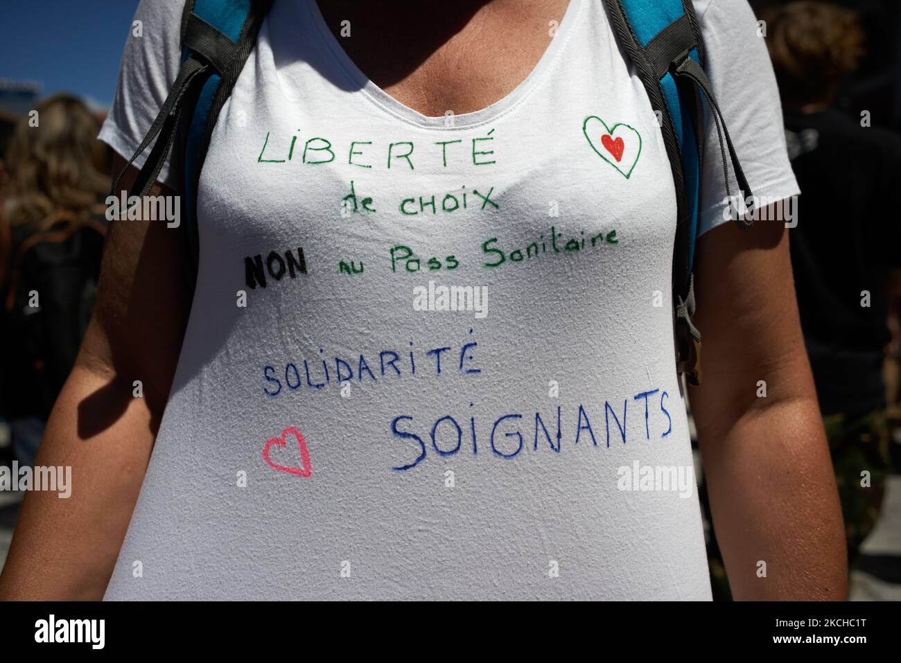 Un protester mostra la sua camicia che legge 'la libertà di scelta, no al pass di salute, solidatiry con le infermiere'. Migliaia di persone hanno protestato a Tolosa e altrove in Francia contro la vaccinazione quasi obbligatoria e contro il pass sanitario dopo il discorso di Macron del 12th luglio. Macron ha annunciato che il tessera sanitaria sarà obbligatoria per andare in luoghi pubblici come caffè, teati, sala concerti, negozi, mezzi pubblici (treno, Autobus, tram), ecc. il ritardo tra il primo jab e l'oblazione del pass sanitario sarà di cinque settimane. Ma il divieto di spazi pubblici per le persone non vaccinate è destinato a wil Foto Stock