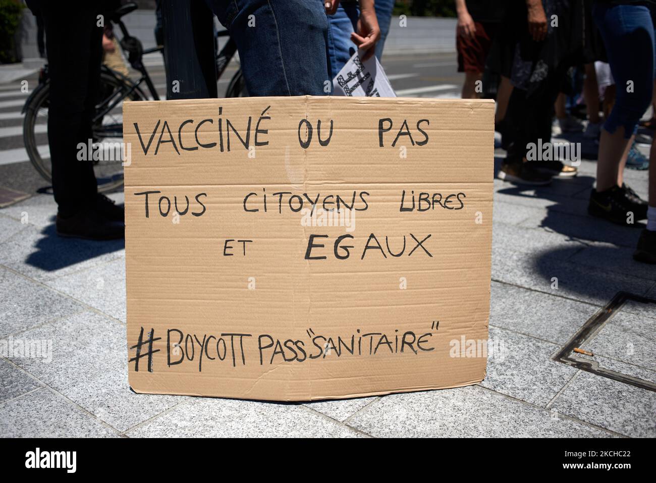 Il cartello recita: "Vaccinati o no, tutti i cittadini sono liberi e uguali, #boicotthealthpass”. Migliaia di persone hanno protestato a Tolosa e altrove in Francia contro la vaccinazione quasi obbligatoria e contro il pass sanitario dopo il discorso di Macron del 12th luglio. Macron ha annunciato che il tessera sanitaria sarà obbligatoria per andare in luoghi pubblici come caffè, teati, sala concerti, negozi, mezzi pubblici (treno, Autobus, tram), ecc. il ritardo tra il primo jab e l'oblazione del pass sanitario sarà di cinque settimane. Ma il divieto di spazi pubblici per le persone non vaccinate continuerà ad essere d’ora in avanti Foto Stock