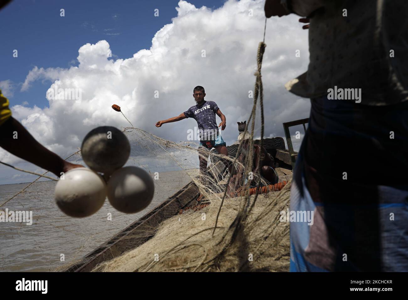 Le persone colpite dal clima lavorano in un bagagliaio da pesca a Monpura a Bhola, Bangladesh, il 18 luglio 2021. Le aree costiere del Bangladesh sono in prima linea nel cambiamento climatico, direttamente colpite da picchi di tempeste, congestione del drenaggio e aumento del livello del mare. La maggior parte del Bangladesh si trova a meno di dieci metri sul livello del mare, con quasi il dieci per cento del paese al di sotto dei 1 metri, il che lo rende estremamente vulnerabile alle alte maree in aumento. (Foto di Kazi Salahuddin Razu/NurPhoto) Foto Stock