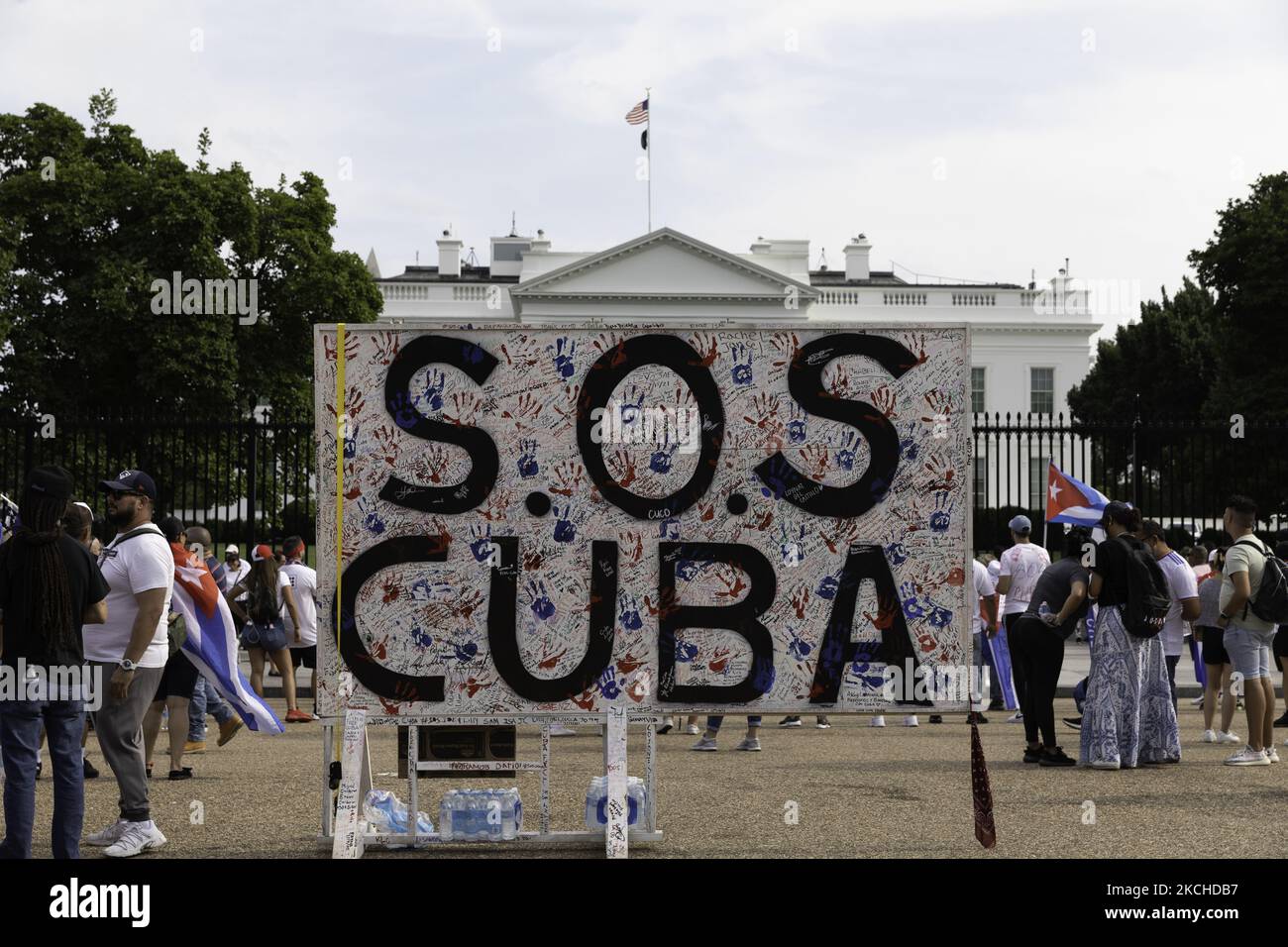 I dimostranti partecipano a una protesta contro il governo cubano al di fuori della Casa Bianca a Washington, 18 luglio 2021. (Foto di Aurora Samperio/NurPhoto) Foto Stock