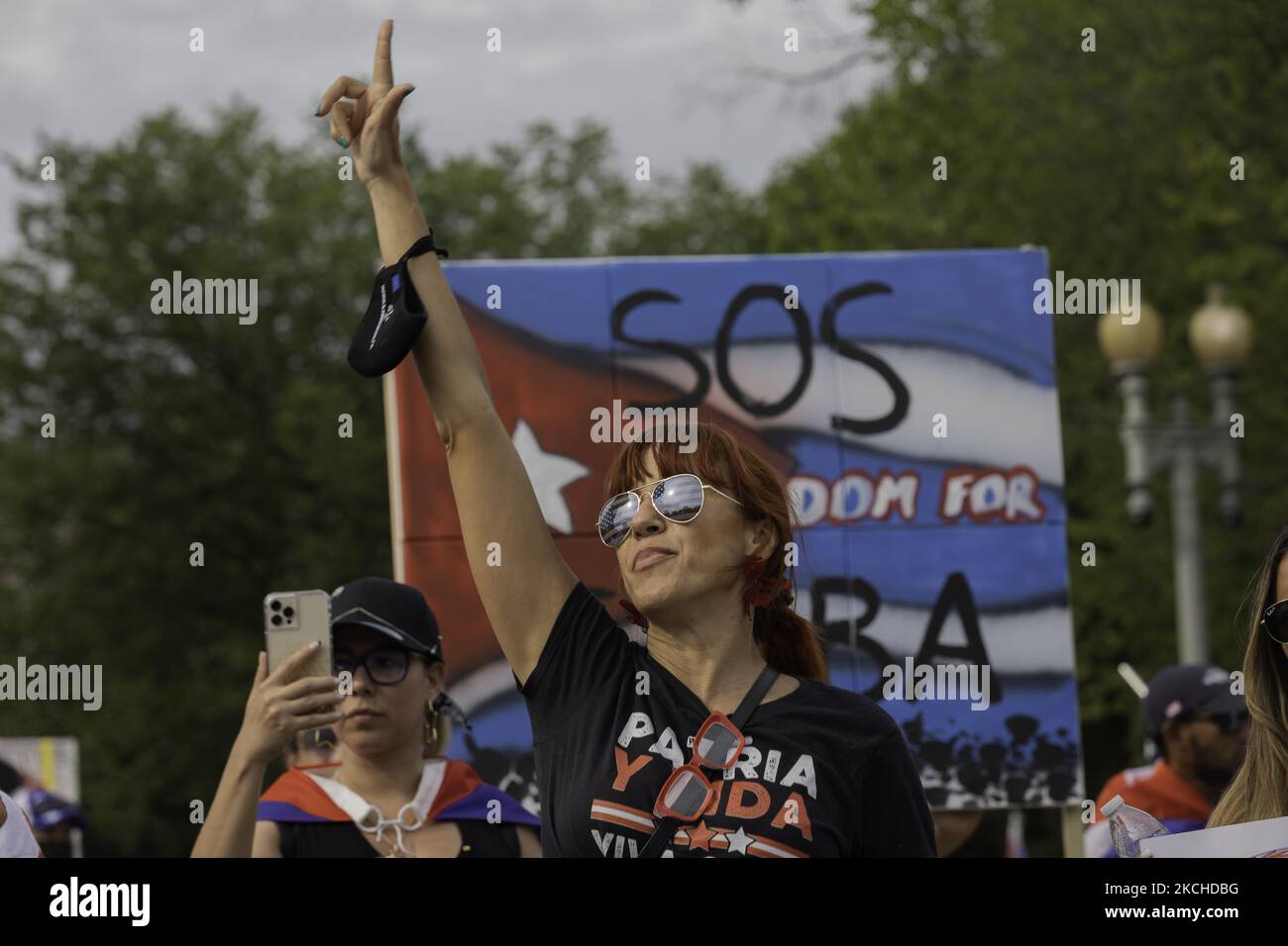 Un gesto dimostrativo durante una protesta contro il governo cubano a Washington, D.C. Domenica 18 luglio 2021. (Foto di Aurora Samperio/NurPhoto) Foto Stock