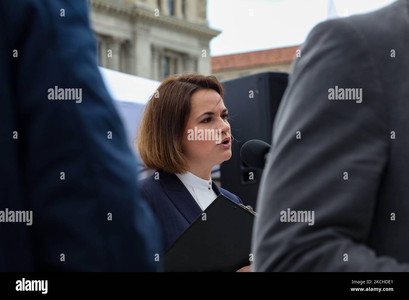 Sviatlana Tsikhanouskaya parla ad un raduno per i diritti della Bielorussia al Freedom Plaza di Washington, D.C. il 18 luglio 2021. Tsikhanouskaya è un attivista e politico bielorusso per i diritti umani che si è presentato alle elezioni presidenziali del 2020 come principale candidato all'opposizione. (Foto di Bryan Olin Dozier/NurPhoto) Foto Stock