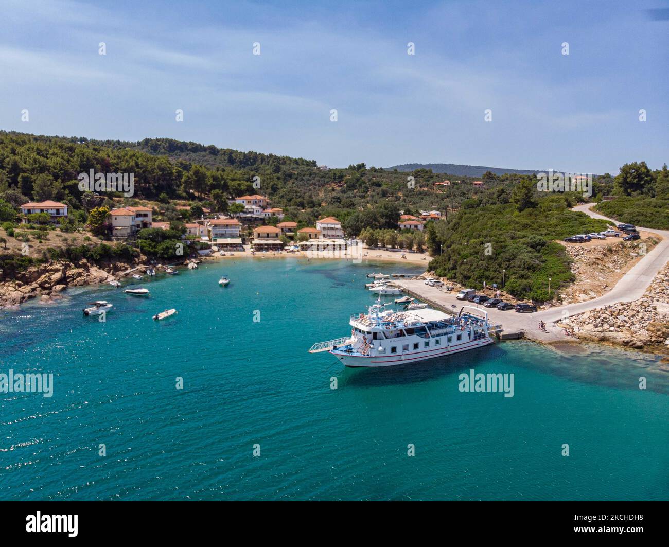 Vista aerea panoramica da un drone di Agios Giorgios o Katigiorgis Village, spiaggia e porto nella regione di Pelion in Grecia con sole durante il periodo estivo. Katigiorgis è un pittoresco villaggio di pescatori a 61km km dalla città di Volos e a 3 miglia nautiche dall'isola di Skiathos che offre una facile opzione per i turisti di visitare le isole Skiathos e Sporades o Pelion con il traghetto. Questo villaggio è piccolo, bello, tranquillo e tranquillo, un paradiso appartato nel Mediterraneo mantenendo il suo stile originale con persone calde, circondato da vegetazione lussureggiante, uliveti e basse colline che hanno solo alcune opzioni per l'ac Foto Stock