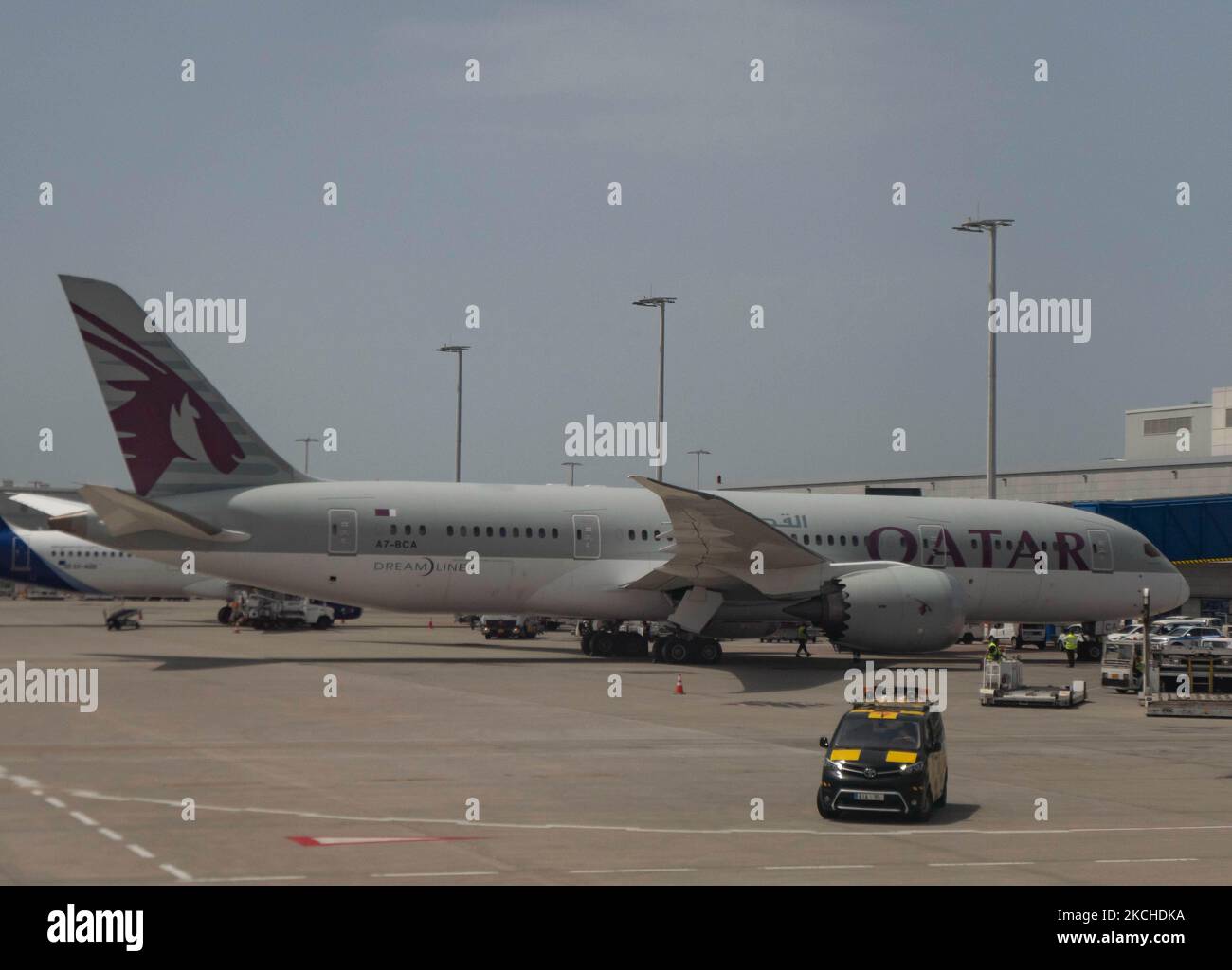 Qatar Airways Boeing 787 Dreamliner come visto parcheggiato all'aeroporto internazionale di Atene ATH LGAV nella capitale greca. L'aereo 787-8 ha la registrazione A7-BCA ed è alimentato da 2x motori a reazione GE. Qatar Airways la compagnia di bandiera QTR QR, di proprietà statale del Qatar, collega quotidianamente Doha e il Medio Oriente ad Atene. L'aereo è parcheggiato di fronte al terminal, collegato ad un ponte aereo, accanto all'Aegean Airlines Airbus A320neo e alla torre di controllo. Il numero di traffico mondiale dei passeggeri dell'aviazione è diminuito a causa delle restrizioni di viaggio, delle misure di sicurezza come blocchi, quarantena, ecc. durante il volo Foto Stock