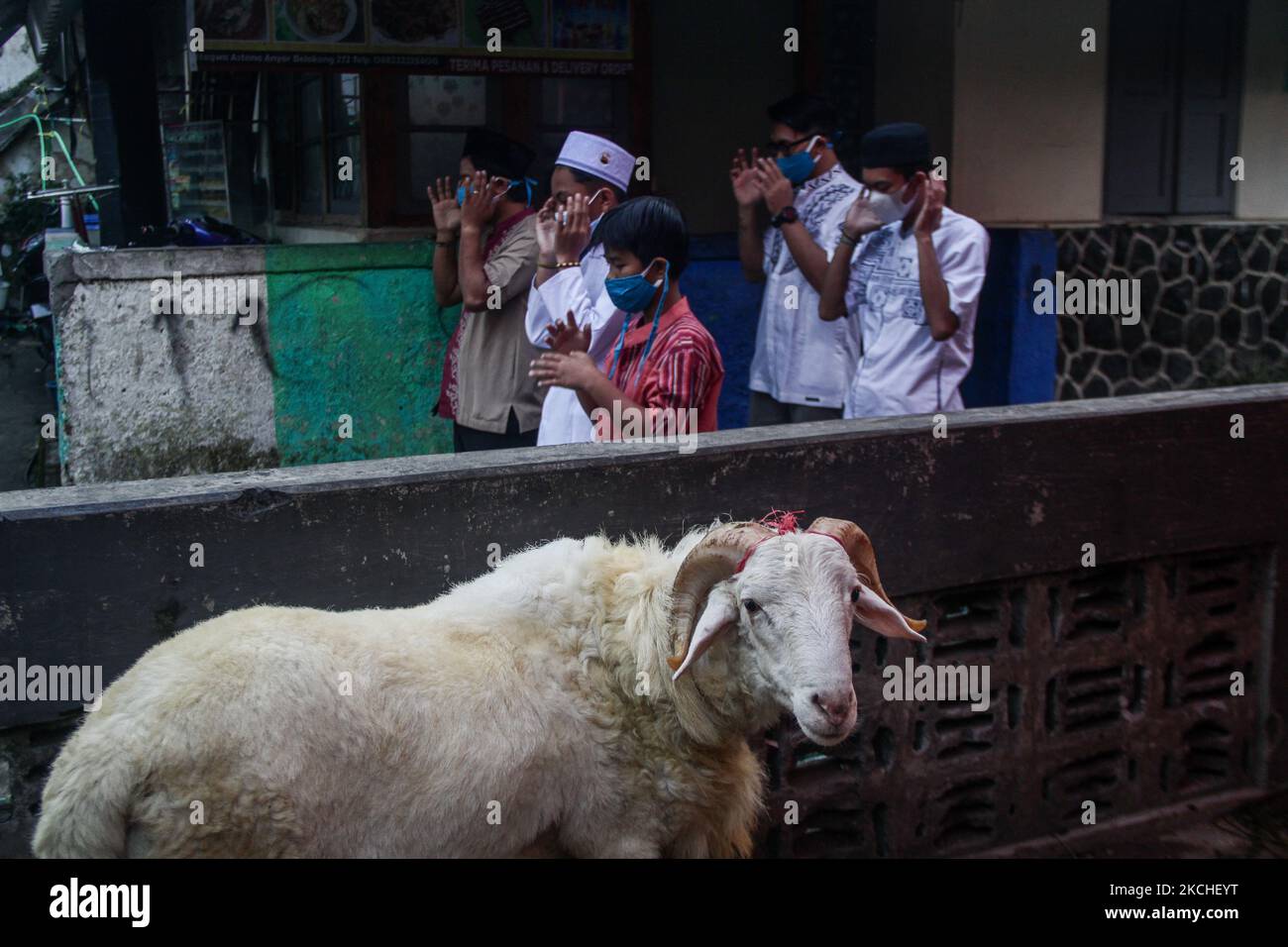 i musulmani indonesiani indossano una maschera protettiva mentre frequentano la preghiera di Eid al Adha durante le restrizioni di emergenza COVID-19 il 20 luglio 2021 a Bandung, Indonesia. (Foto di Algi Libri Sugita/NurPhoto) Foto Stock