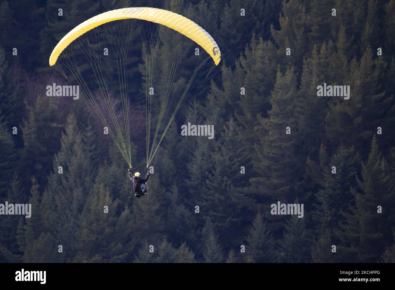 Un parapendio vola a Queenstown, Nuova Zelanda il 18 luglio 2021. (Foto di Sanka Vidanagama/NurPhoto) Foto Stock