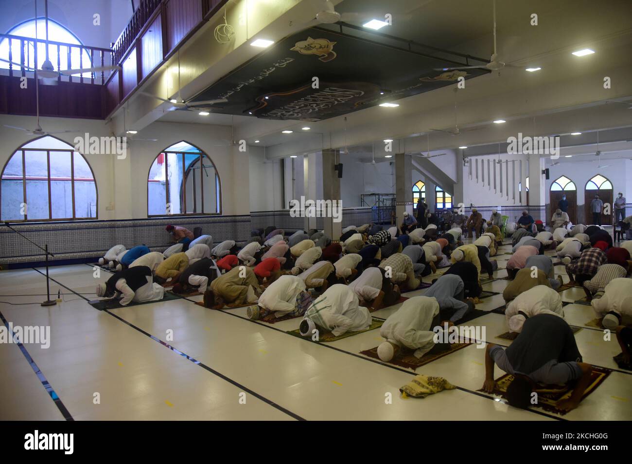 Devoti musulmani dello Sri Lanka che assistono alla preghiera mattutina del festival di Eid al-Adha (Hajj) che celebra a Colombo il 21 luglio 2021 (Foto di Achila Jayawardana/NurPhoto) Foto Stock