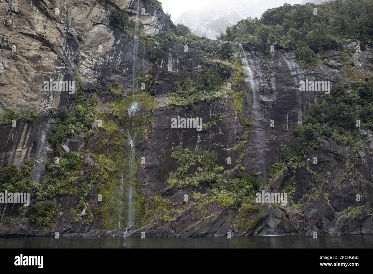 Vista generale di Milford Sound nel sud-ovest del Parco Nazionale di Fiordland, Nuova Zelanda, il 22 luglio 2021. Milford Sound è un sito patrimonio dell'umanità dell'UNESCO nell'isola meridionale della Nuova Zelanda. (Foto di Sanka Vidanagama/NurPhoto) Foto Stock