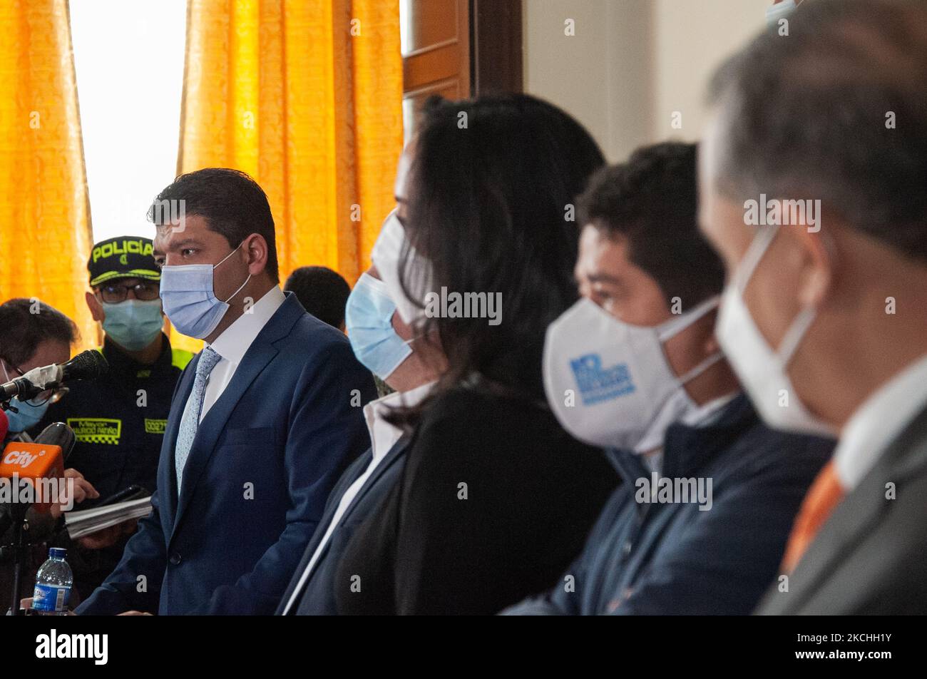 Juan Diego Gomez presidente del senato colombiano parla alla stampa durante una conferenza stampa sono stati il Ministro della Difesa Diego Molano e il Ministro degli interni Daniel Palacios insieme ai senatori di destra Maria Fernanda Cabal ed Ernesto Macias al Congresso colombiano a Bogotà, Colombia, il 21 luglio 2021. (Foto di Sebastian Barros/NurPhoto) Foto Stock