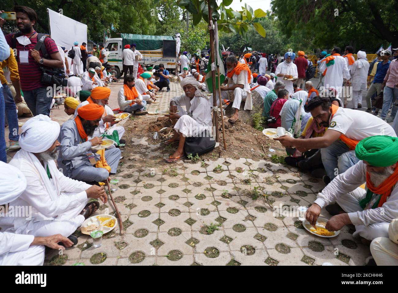 Gli agricoltori indiani pranzano durante un Parlamento fittizio mentre protestano contro tre riforme agricole, a Nuova Delhi, in India, il 22 luglio 2021. Un gruppo di 200 agricoltori ha iniziato una protesta nei pressi del Parlamento indiano per protestare contro le tre controverse leggi agricole, mentre era in corso la sessione monsonica del Parlamento. (Foto di Mayank Makhija/NurPhoto) Foto Stock