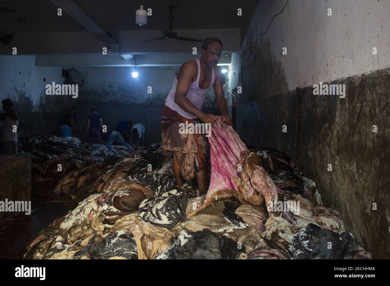 Un lavoratore sta maneggiando la pioggia senza alcun tipo di equipaggiamento protettivo. Ciò può causare il cancro a lungo termine. Il 22 luglio 2021 a Dhaka, Bangladesh. (Foto di Istiak Karim/NurPhoto) Foto Stock