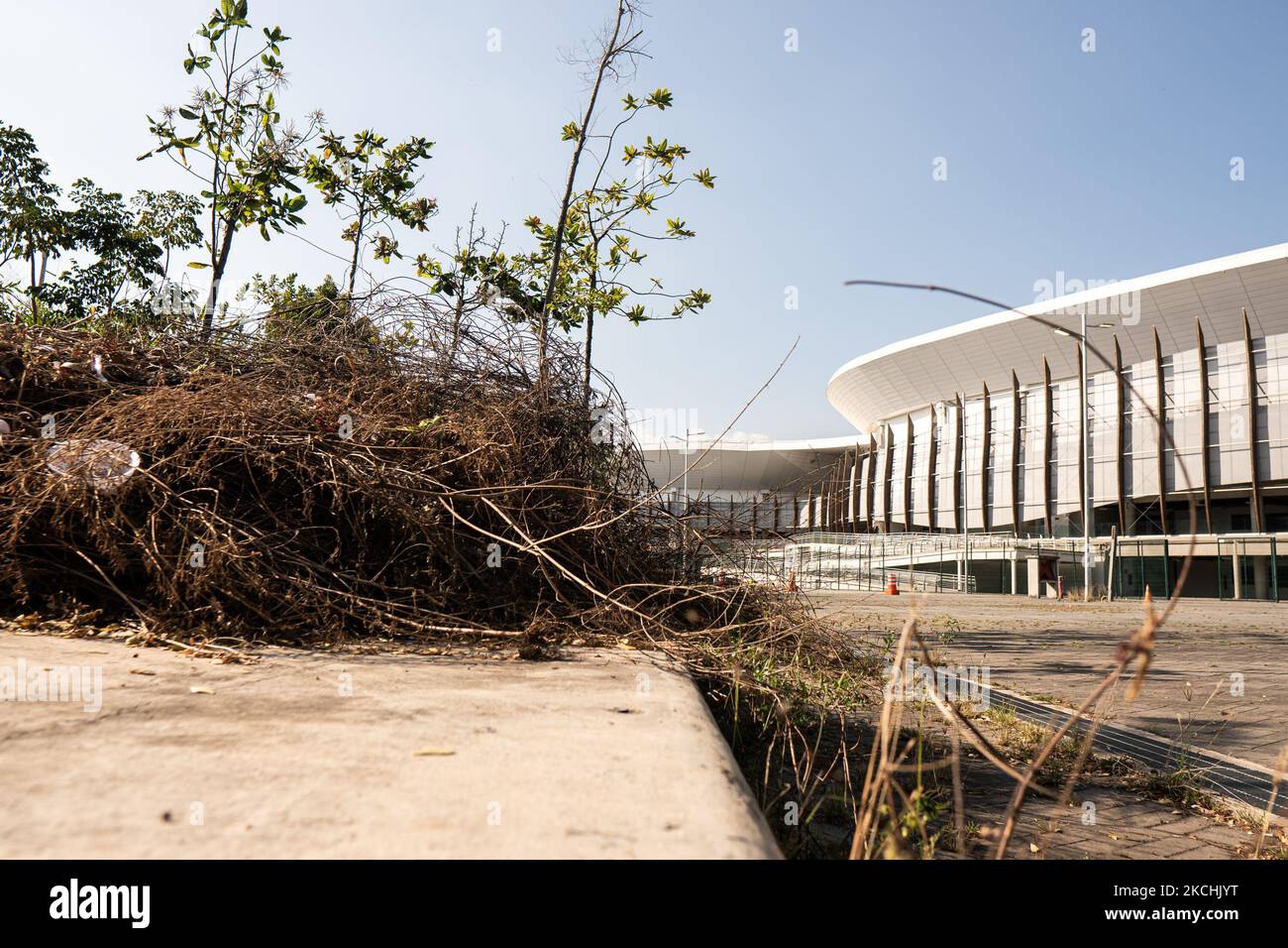 Le arene 1, 2 e 3 del parco olimpico sono viste in un cattivo stato di conservazione a Rio de Janeiro, situato nella parte occidentale della città, il 22 luglio 2021 a Rio de Janeiro, Brasile. Il sindaco Eduardo Paes ha chiesto al Comitato Olimpico Brasiliano (COB) di utilizzare il parco come eredità delle Olimpiadi del 2016 durante una conferenza stampa, affermando che l'attrezzatura è nel parco da utilizzare. (Foto di Allan Carvalho/NurPhoto) Foto Stock